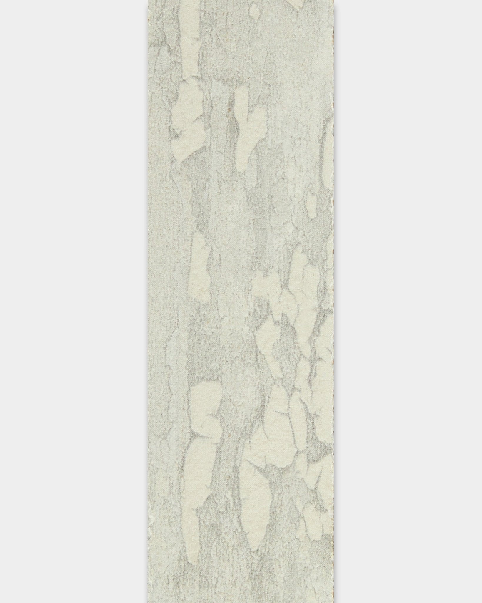 WoodUpp Lamella / Oxide White 240 cm Panel akustyczny z prostokątnym, jasnoszarym i złamanym białym wykończeniem o abstrakcyjnej fakturze, przypominającej naturalny kamień.