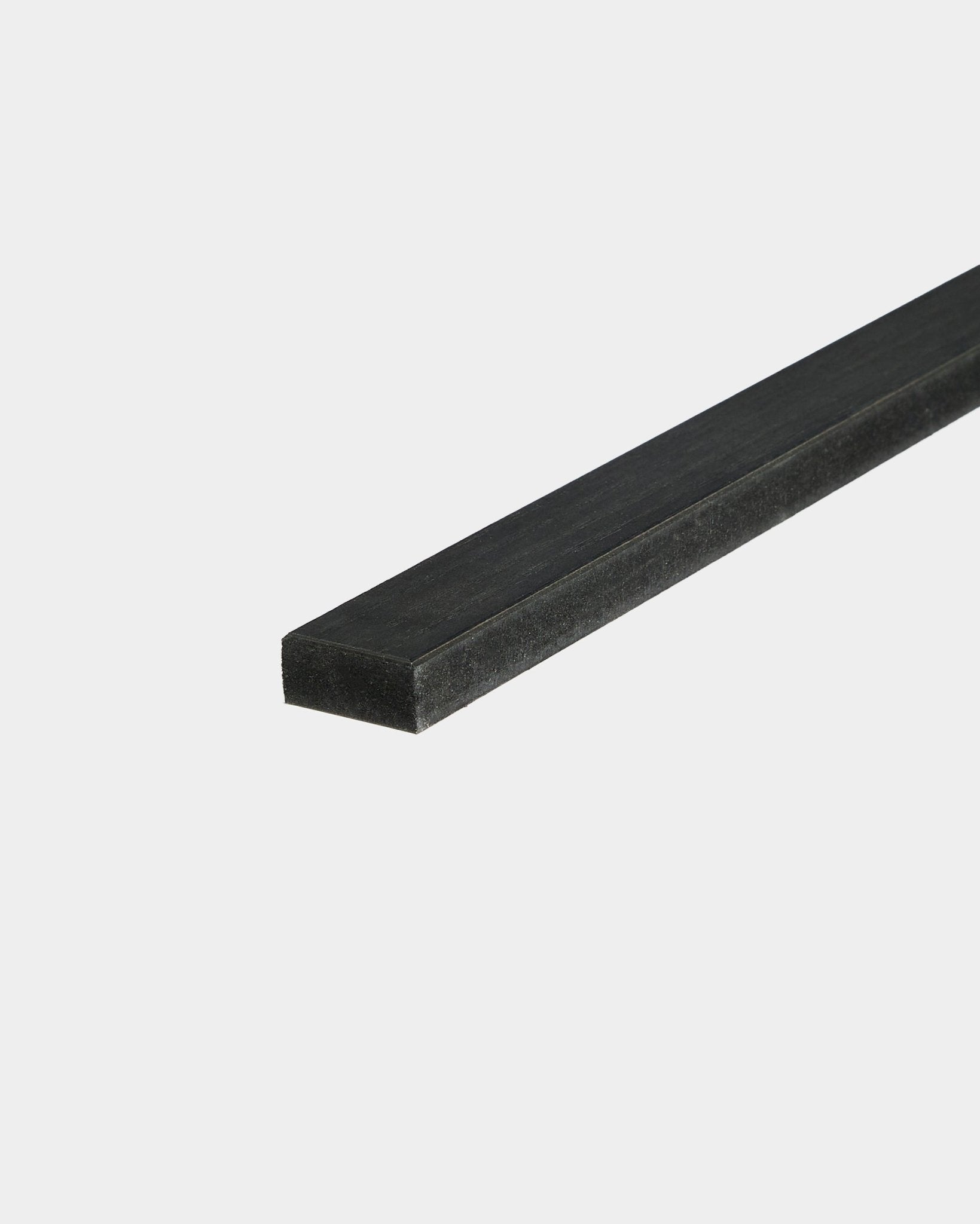 WoodUpp Lamella w kolorze Black Ash, 240 cm — płaska listwa lamelowa black do wymiany lameli Akupanel lub wykończenia krawędzi — pokazana na białym tle.