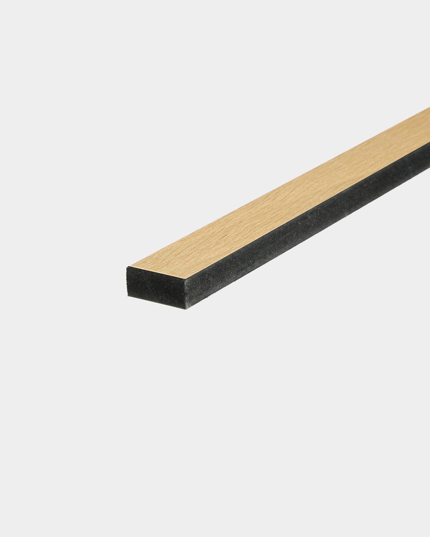 Lamela WoodUpp Classic Oak, długość 240 cm, z podkładem MDF black; zaprojektowana jako lamela zamienna do paneli akustycznych lub do naprawy paneli.