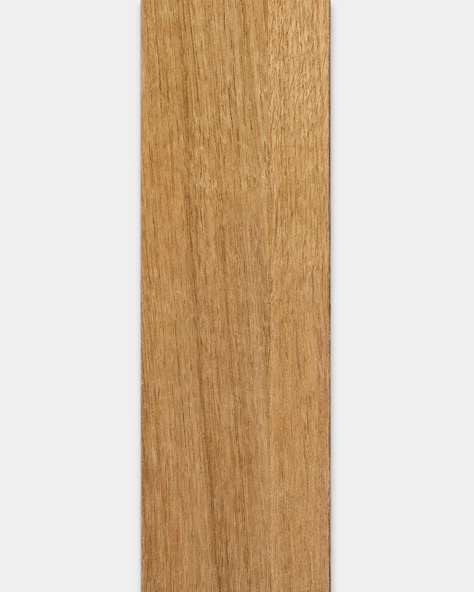 Vertical WoodUpp Akupanel w wykończeniu Rustic Brown Oak, 240 cm, z gładkimi listwami z jasnego brown drewna i widocznym naturalnym usłojeniem na białym tle.