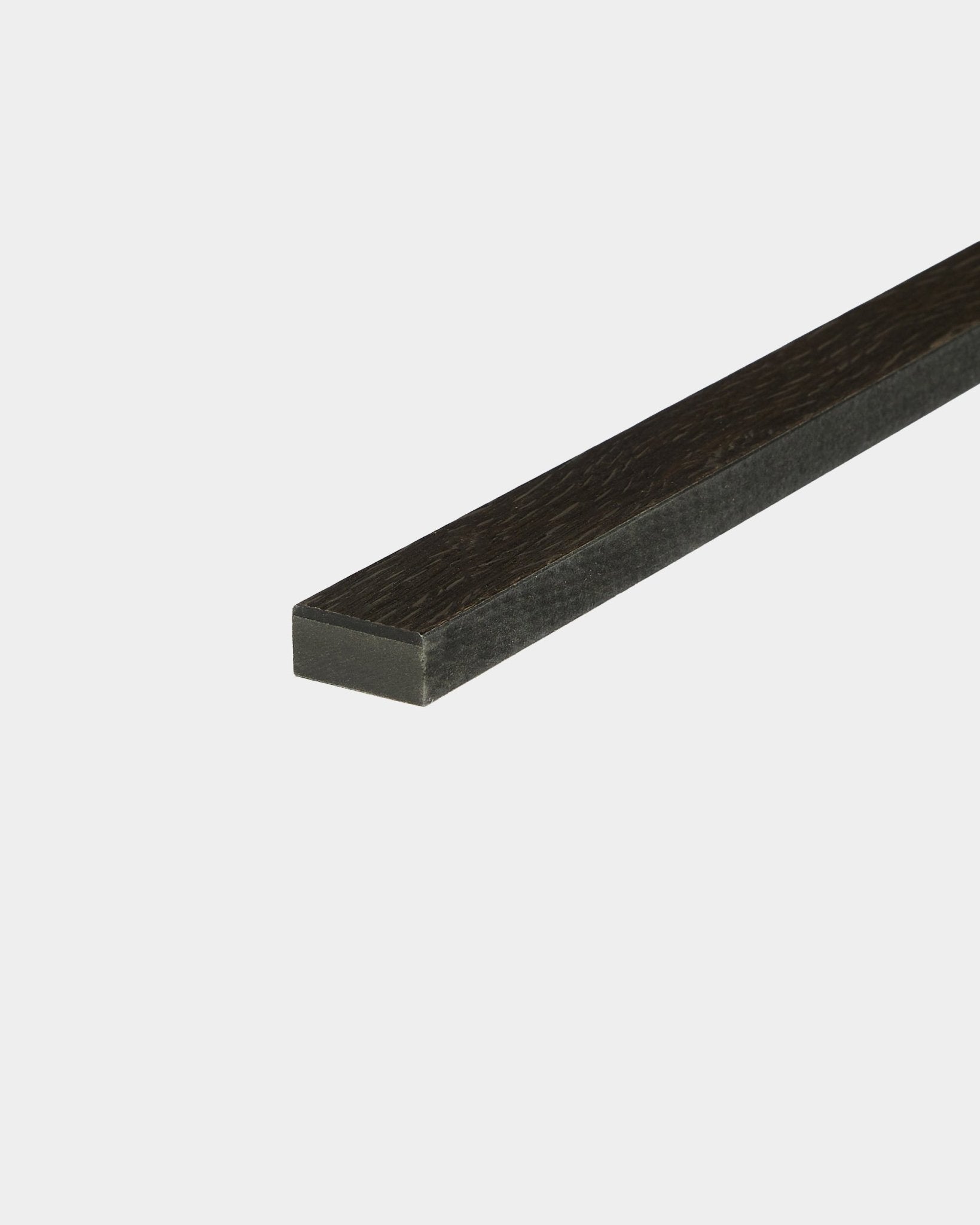 Listwa akustyczna WoodUpp Lamella Rustic Smoked Oak 240 cm, z wykończeniem inspirowanym stylem nordyckim, jest ustawiona pionowo na jednolitym białym tle.