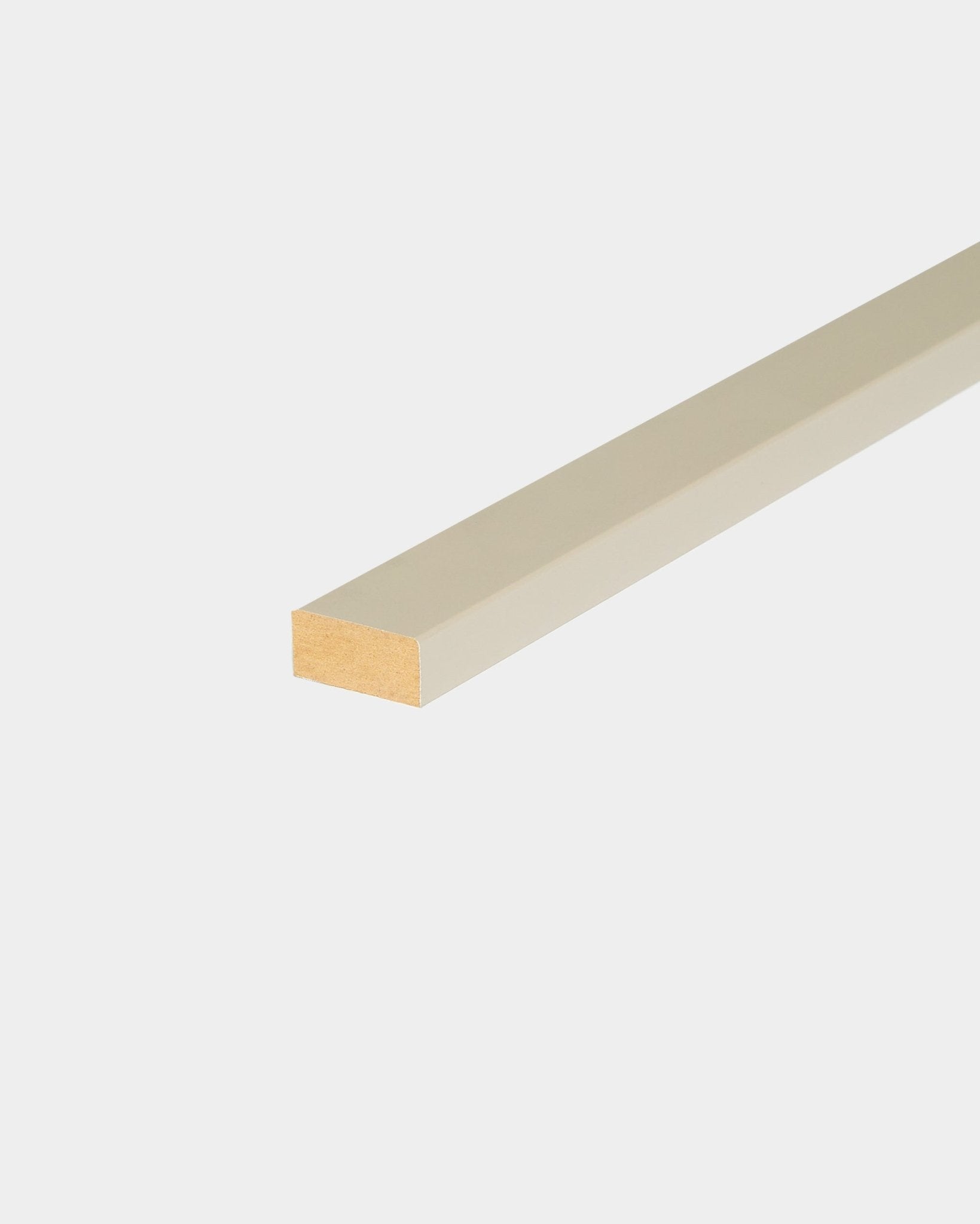 Listwa WoodUpp Lamella/Stone 240 cm do wykończenia krawędzi Akupanel, z gładką powierzchnią beige i widocznym zakończeniem, zaprojektowana do instalacji Nordic Panel akustyczny.