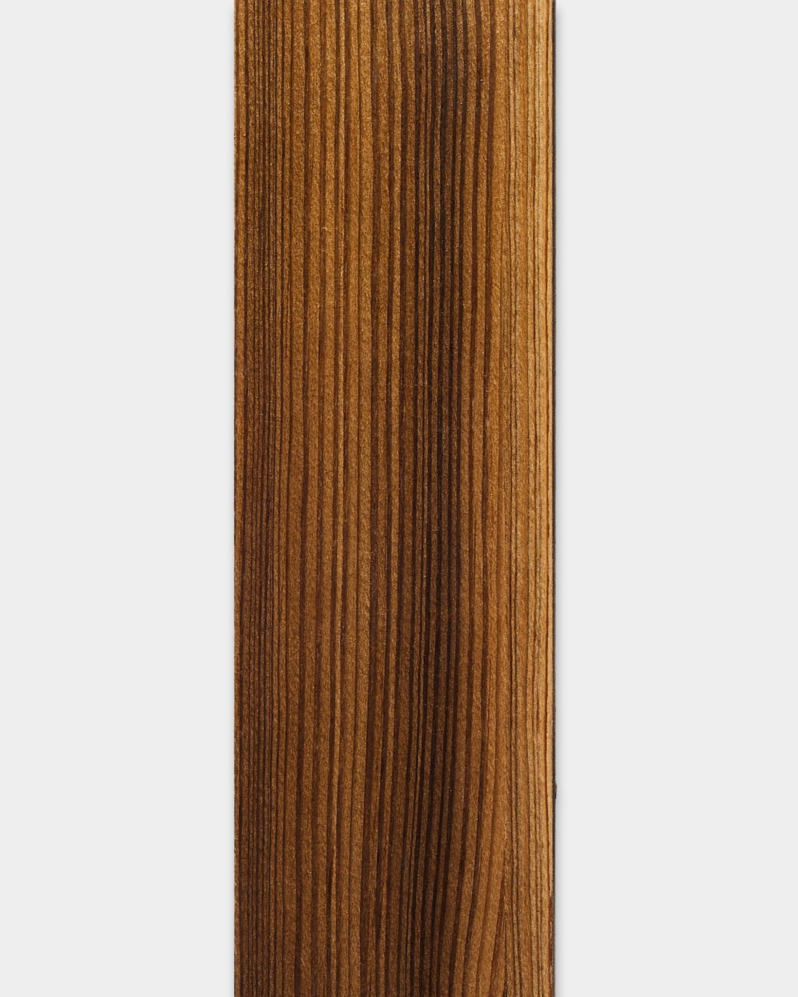Lamella Rustic Smoked Larch, 240 cm od WoodUpp — gładka, ciemna drewniana listwa zaprojektowana do paneli akustycznych Akupanel lub jako listwa wymienna do panelu.