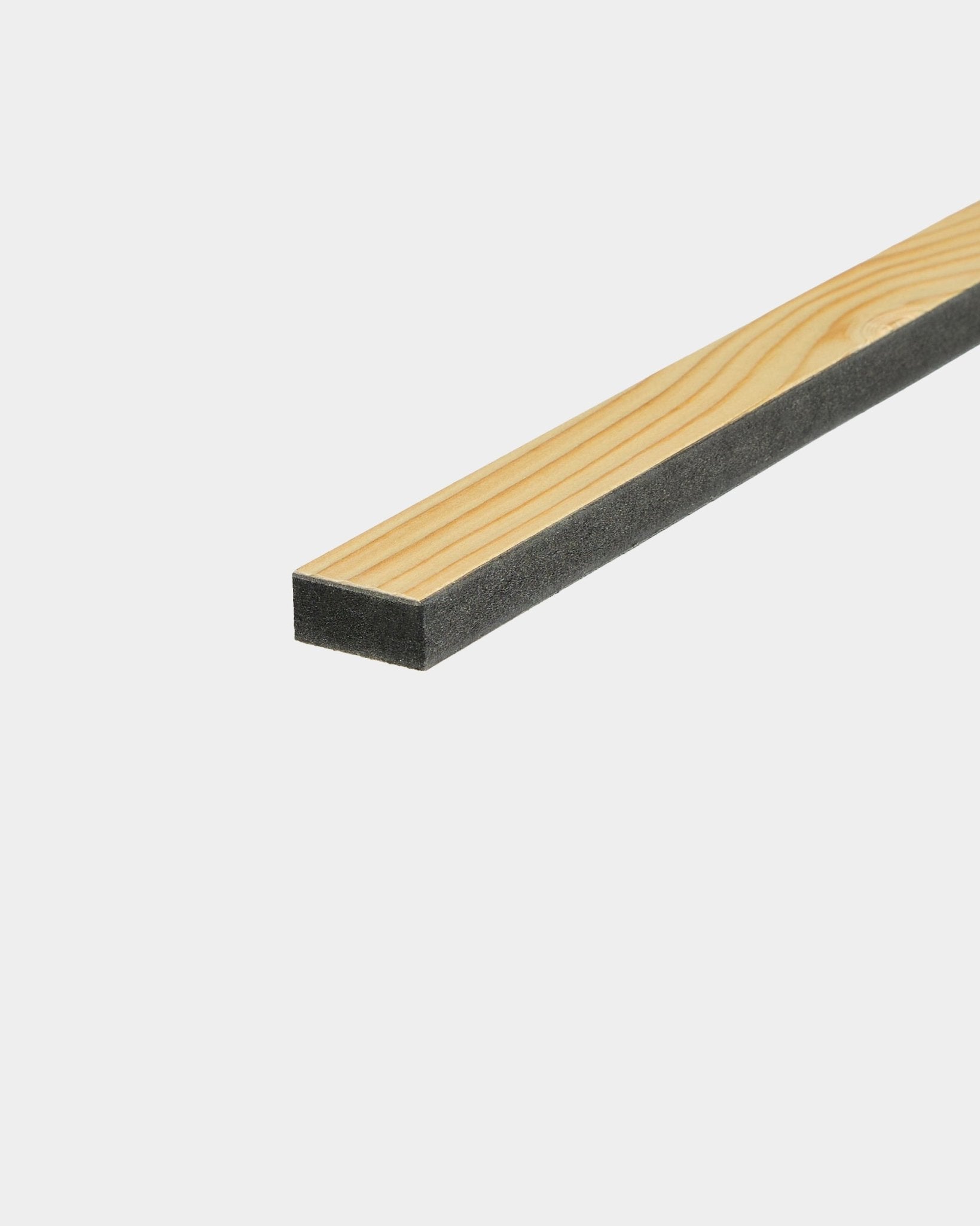 WoodUpp Lamella / Alp, 240 cm — cienka drewniana lamela z ciemnym podkładem z pianki akustycznej, przeznaczona do listwy Akupanel lub wymiany lameli w panelach w stylu nordyckim.