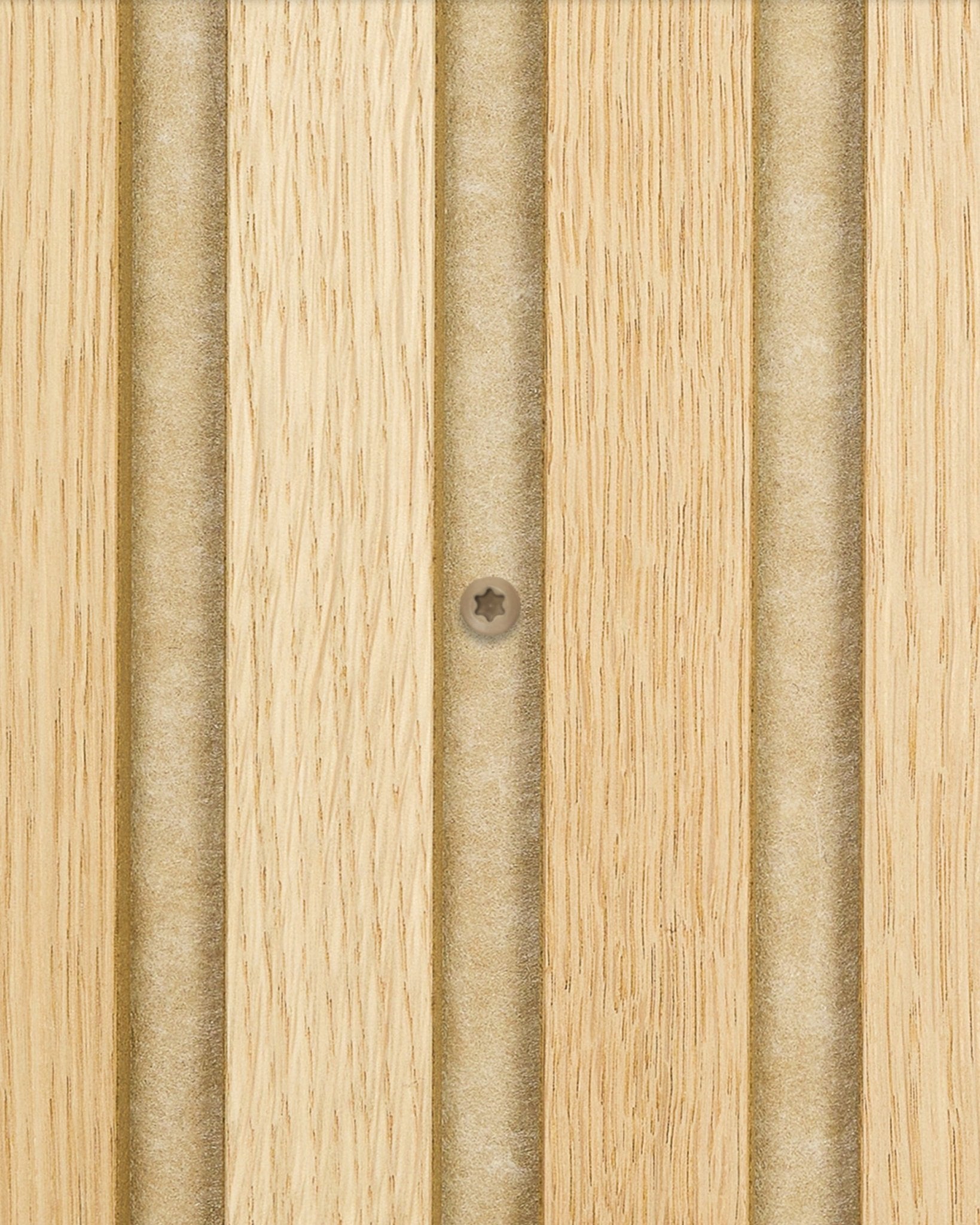 Zbliżenie na wkręty montażowe WoodUpp beige, mocujące Akupanel jasne panele akustyczne z drewna z rowkami vertical; opakowanie zawiera 100 sztuk.