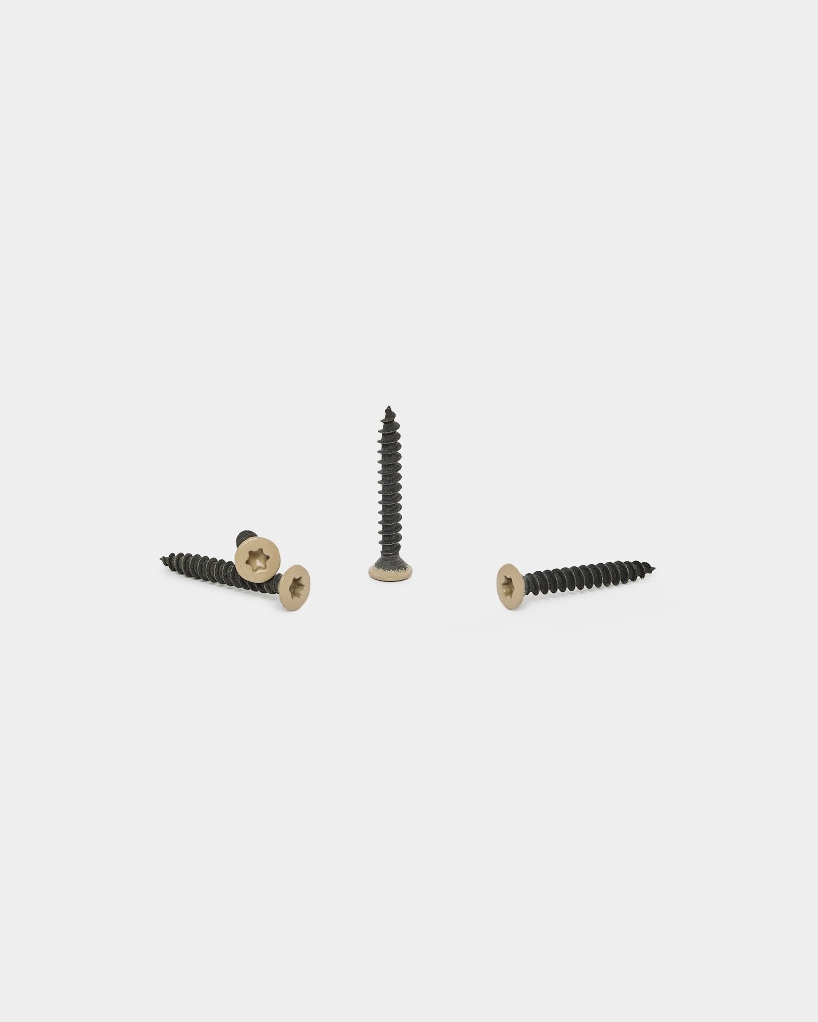 Trzy wkręty montażowe WoodUpp beige do montażu Akupanel Panel akustyczny, część zestawu Installation Products | Screws 100 sztuk, pokazane na białym tle.