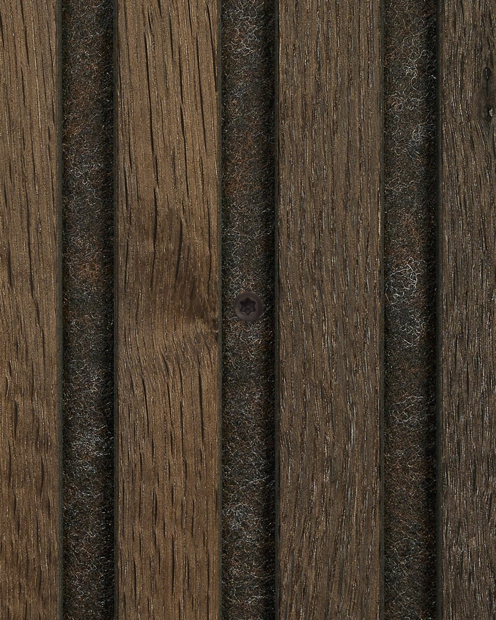 Zbliżenie na wkręty bronzed brown (100 szt.) do montażu WoodUpp, pokazane na akustycznych panelach z drewnianymi lamelami vertical z filcowym podkładem.