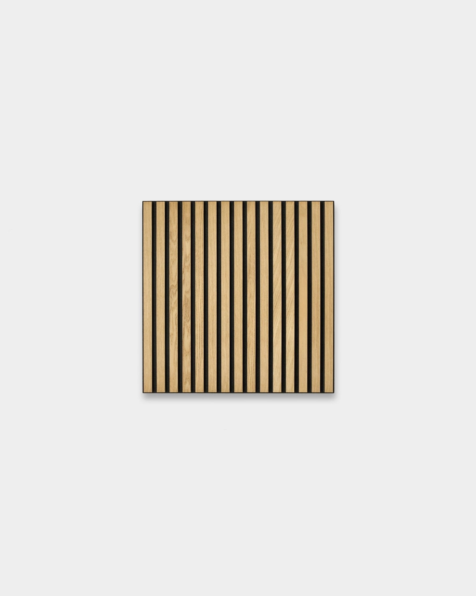 Akupixel Panel akustyczny od WoodUpp z naprzemiennymi pasami vertical z forniru z klasycznego dębu i filcu black na płycie MDF black, 60x60 cm, skandynawski design.