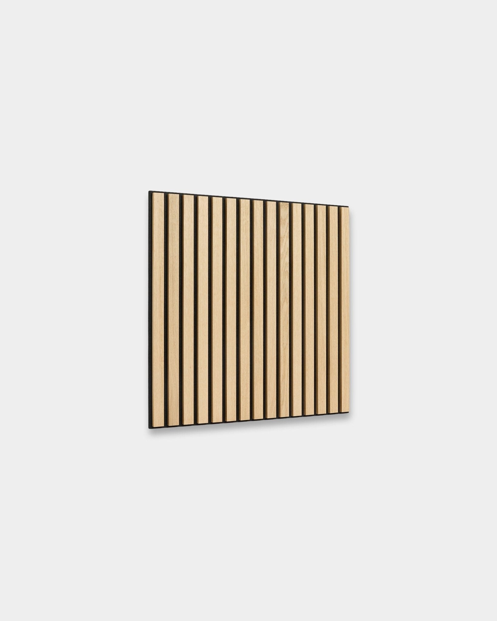 WoodUpp Akupixel w wykończeniu Classic Oak z filcem black, 60x60 cm, z równomiernie rozmieszczonymi lamelami i minimalistycznym nordyckim wzornictwem.