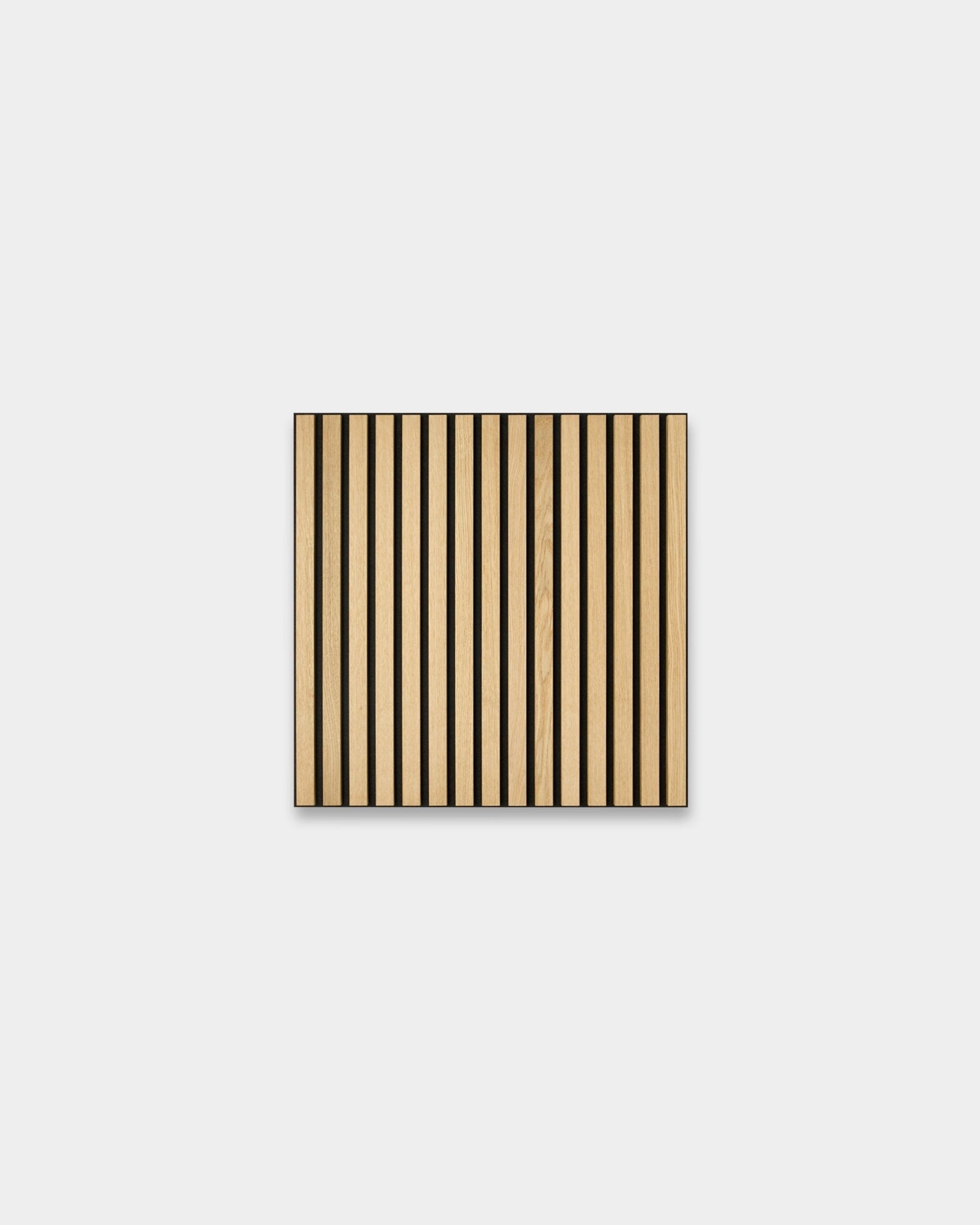 WoodUpp Akupixel Classic Oak Panel akustyczny, 60x60 cm, z jasnodębowymi lamelami drewnianymi vertical i pasami filcu black na jasnoszarym tle.