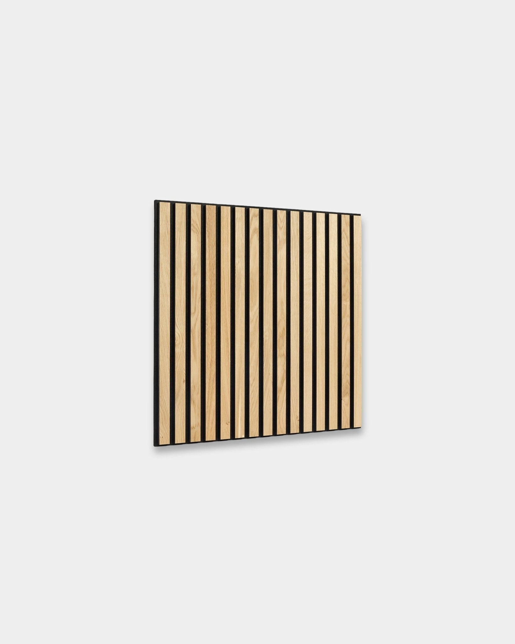 WoodUpp Akupixel Rustic Natural Oak Panel akustyczny, 60x60 cm, z vertical dębem i black listwami na jasnoszarym tle, do wnętrz w stylu nordyckim.