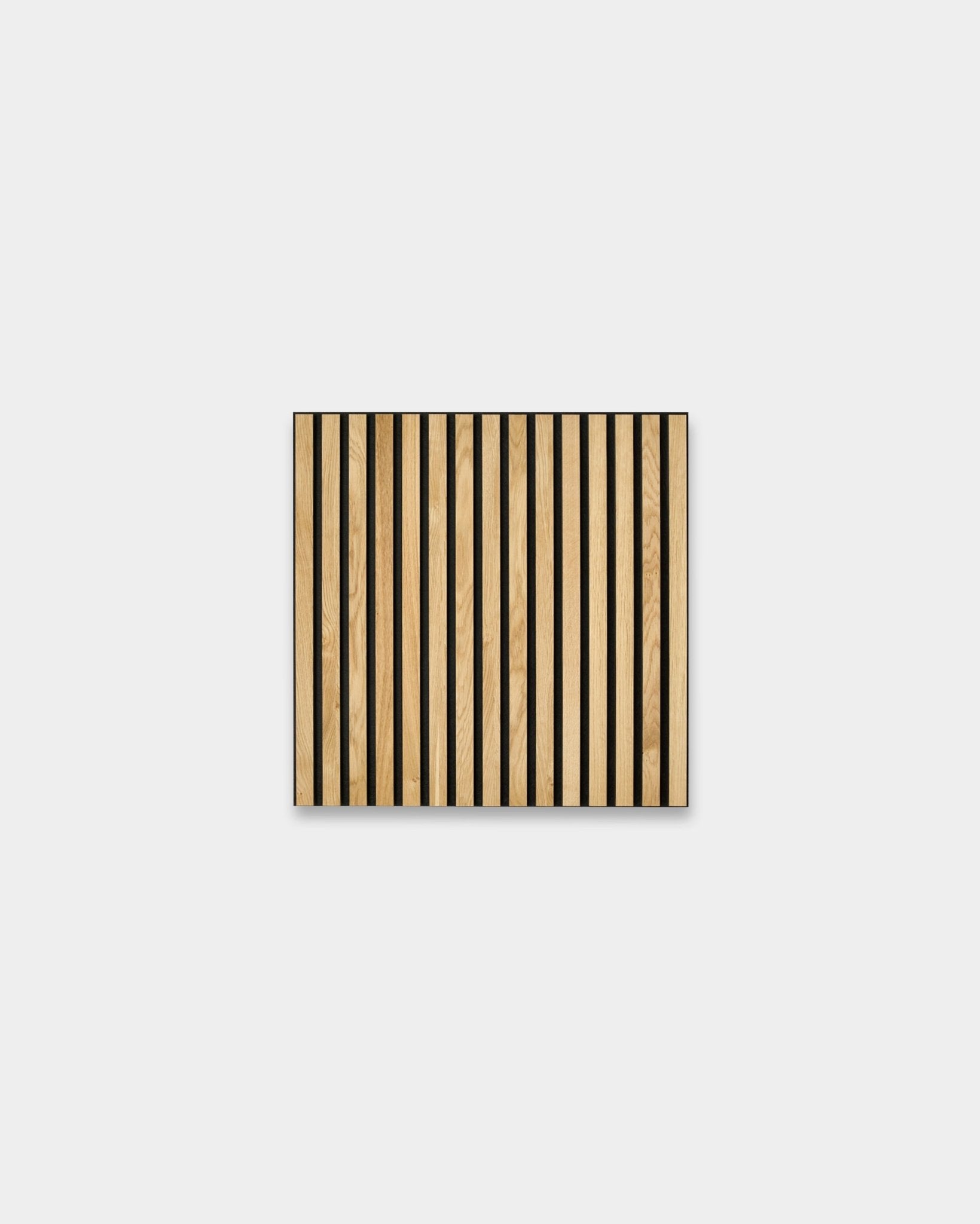 WoodUpp Akupixel Rustic Natural Oak 60x60cm Panel akustyczny z vertical jasnym dębem i black pasami, na jednolitym jasnoszarym tle.