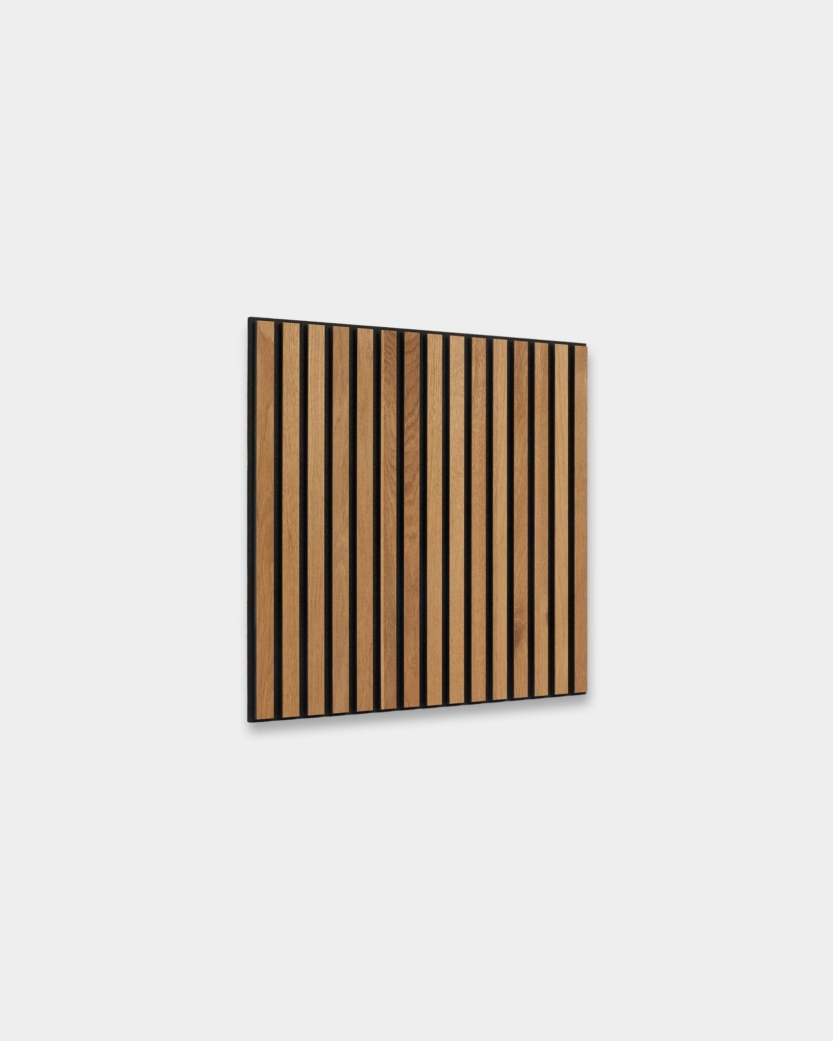WoodUpp Akupixel Rustic Brown Oak 60x60 cm Panel akustyczny z listwami vertical i odstępami black, pokazany na tle jasnoszarej ściany w nordyckim wnętrzu.