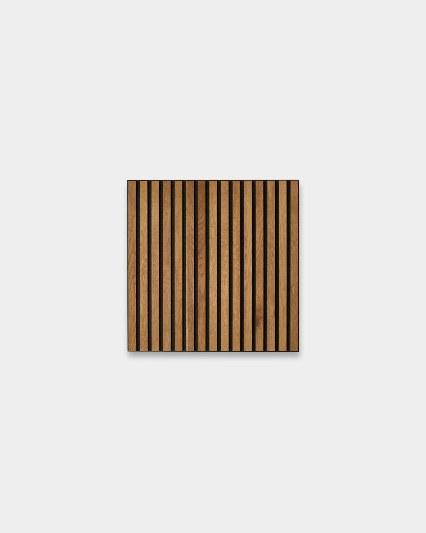 Akupixel Brown Oak 60x60 cm Panel akustyczny od WoodUpp wyróżnia się nordyckim wzornictwem z naprzemiennymi pasami jasnego drewna brown i black na szarym tle.