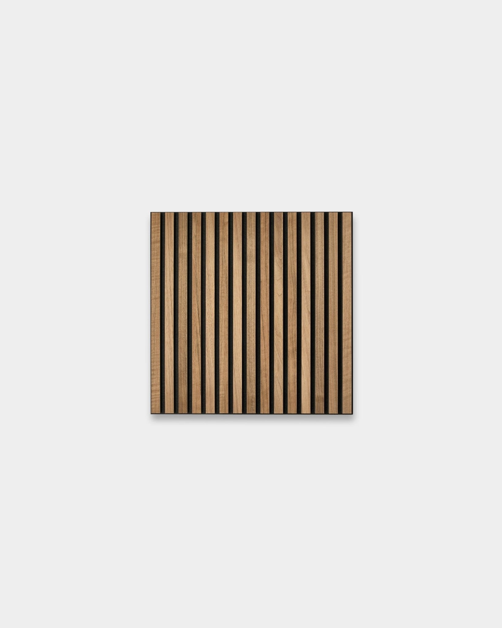 WoodUpp Akupixel Panel akustyczny w kolorze orzecha, 60 x 60 cm, ma skandynawski lamelowy wzór z naprzemiennymi jasnymi i ciemnymi pasami drewna na szarej bazie.