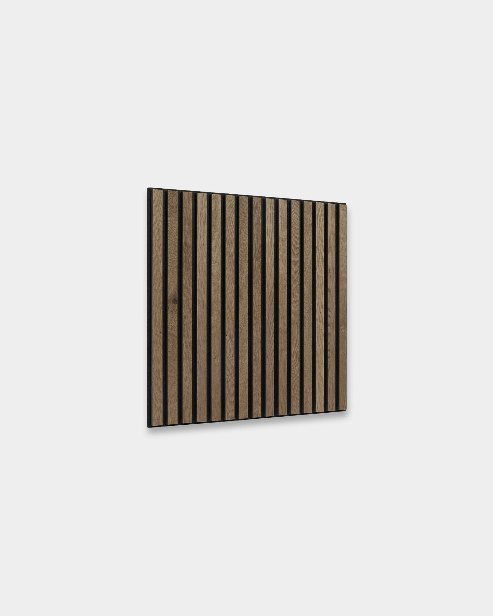 WoodUpp Akupixel Panel akustyczny w kolorze grey oak, 60x60 cm, z ciemnymi lamelami vertical brown w skandynawskim stylu na jasnoszarej ścianie.