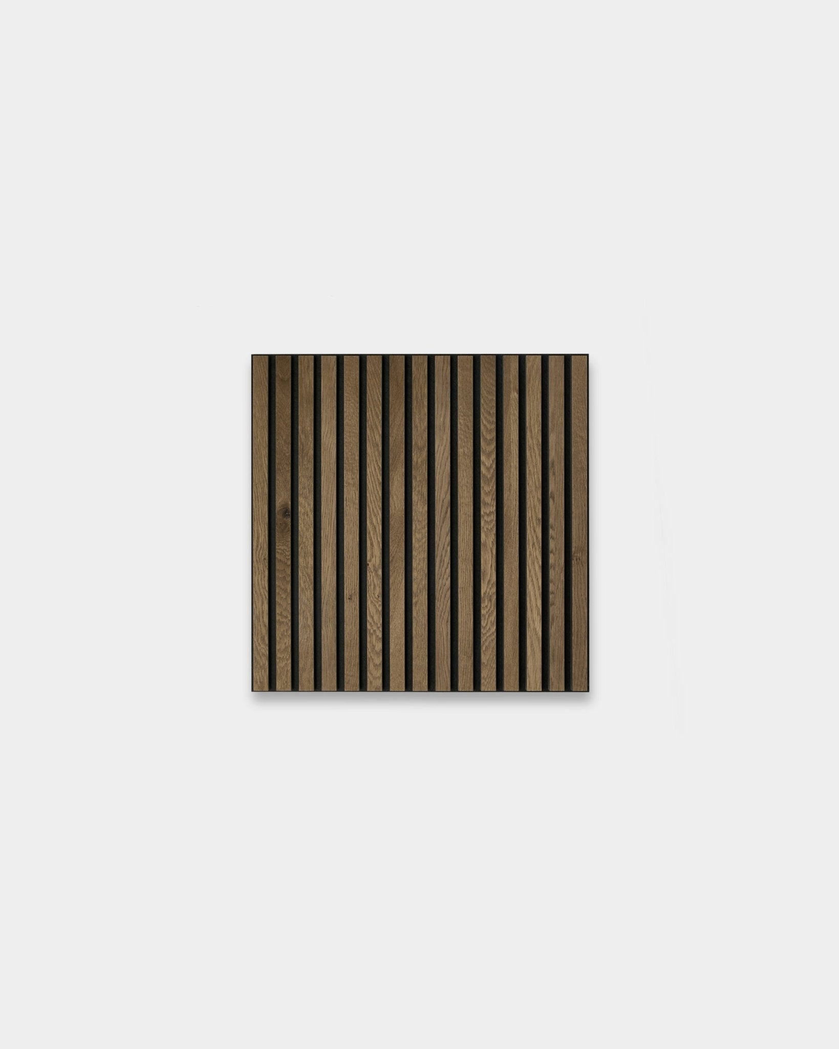 WoodUpp Akupixel Grey Oak 60x60 cm: kwadratowy skandynawski Panel akustyczny z lamelami vertical w ciemnym i jasnym dębie na jasnoszarym tle.