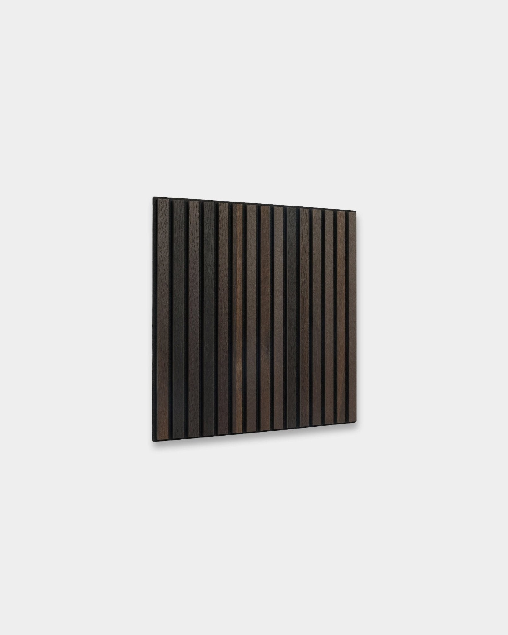 WoodUpp Akupixel Panel akustyczny w kolorze Smoked Oak, 60x60 cm, z vertical black i ciemnymi listwami brown, w nordyckim, minimalistycznym stylu.