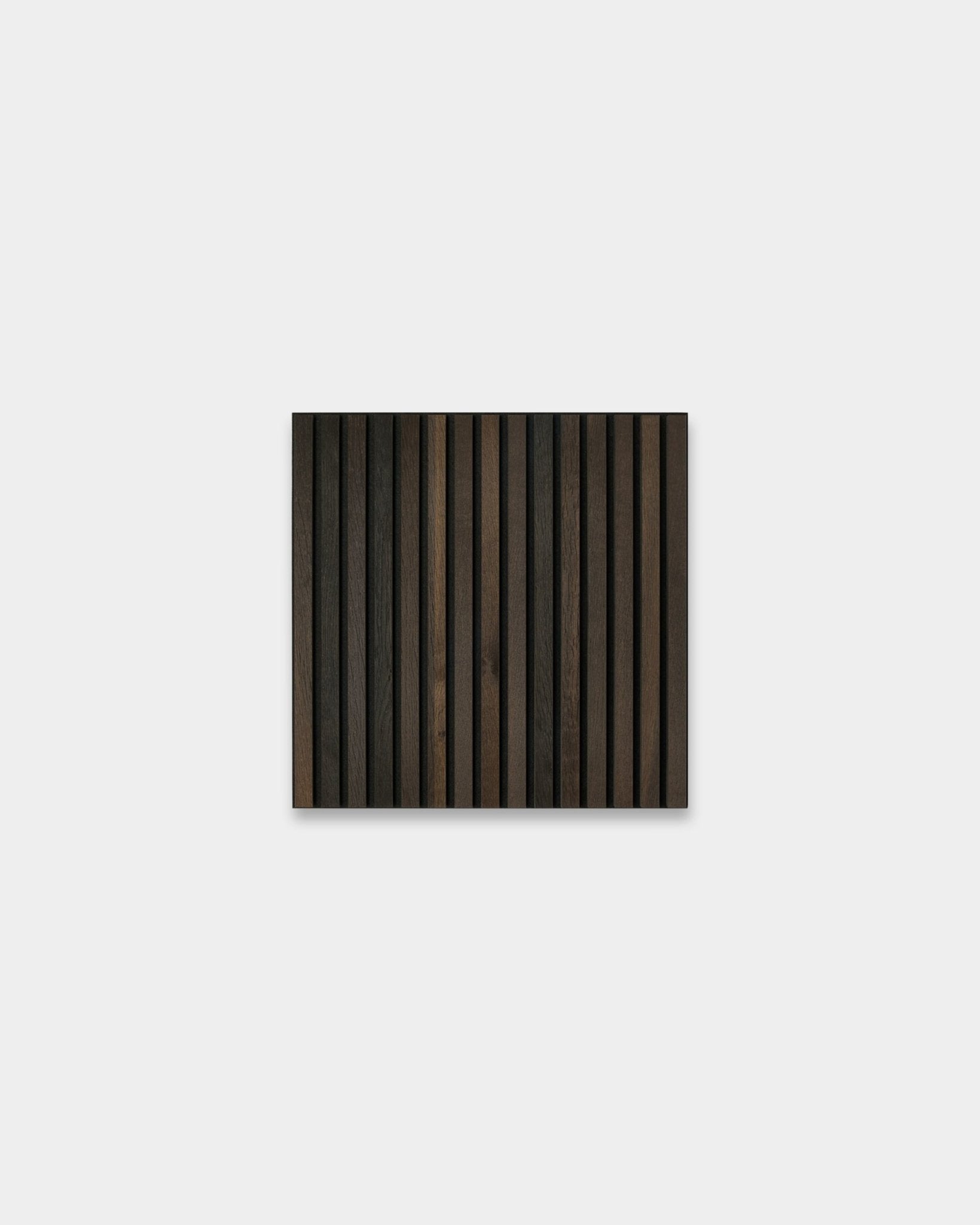 WoodUpp Akupixel Smoked Oak Panel akustyczny, 60x60 cm, prostokątny, z ciemnymi i jasnymi drewnianymi listwami brown na jasnoszarym tle w stylu skandynawskim.