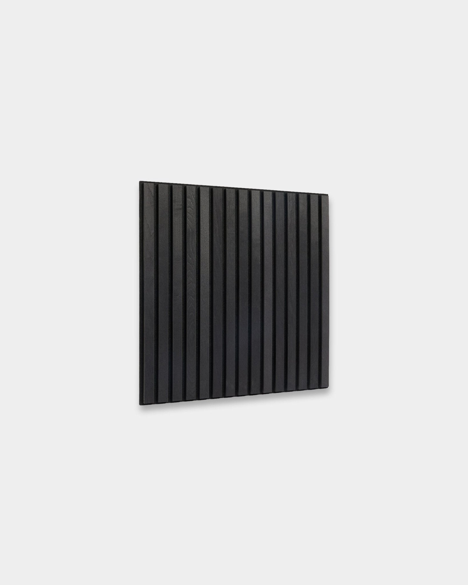 WoodUpp Akupixel Black Ash Panel akustyczny (60x60 cm) z listewkami z drewna vertical, zamontowany na jasnoszarej ścianie, pokazuje minimalistyczny skandynawski design.