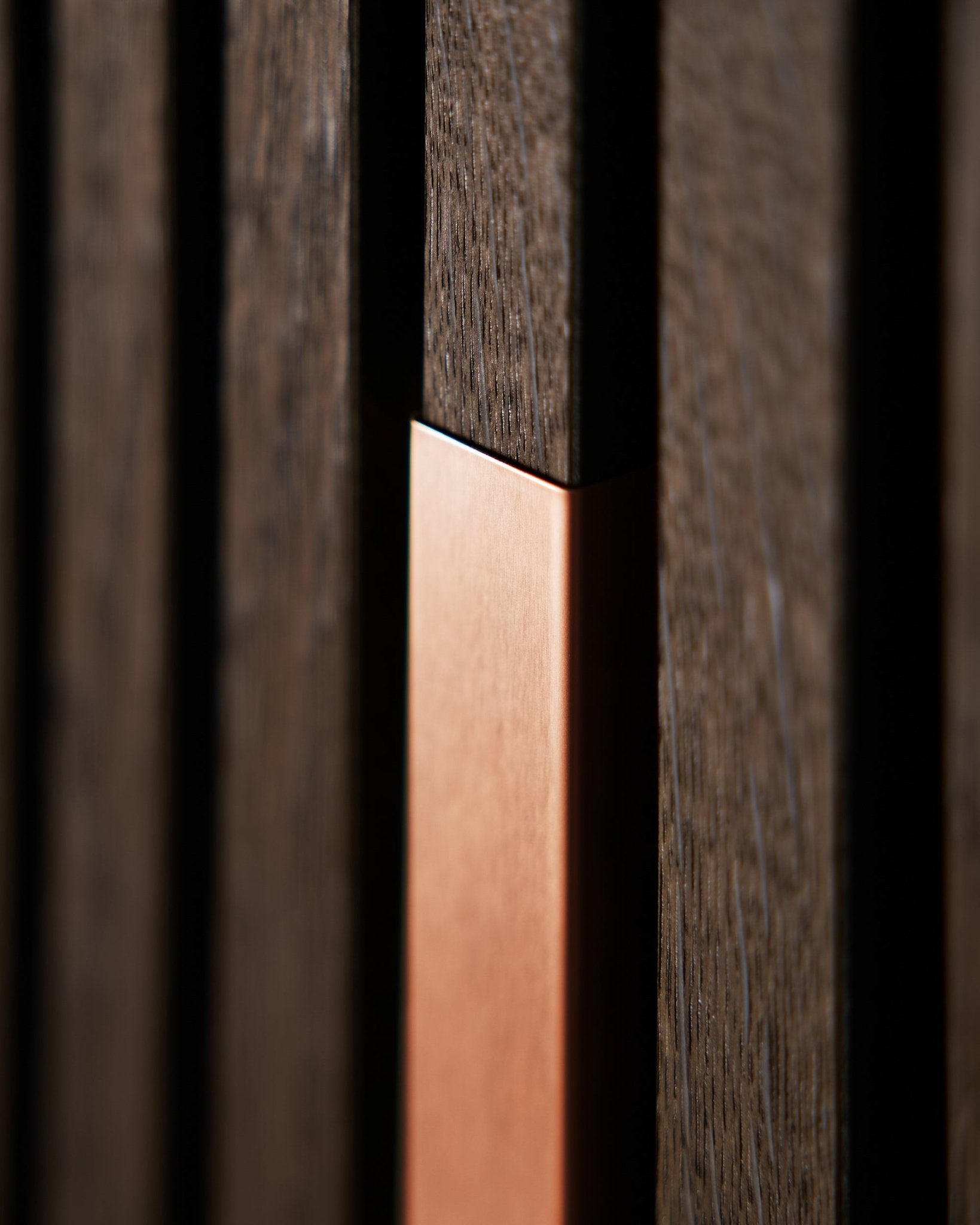 Zbliżenie na WoodUpp Akupanel Liva | Cover w kolorze Copper, 60 cm, pokazujące vertical drewniane lamele akustyczne z akcentem copper, który dodaje faktury i kontrastu.