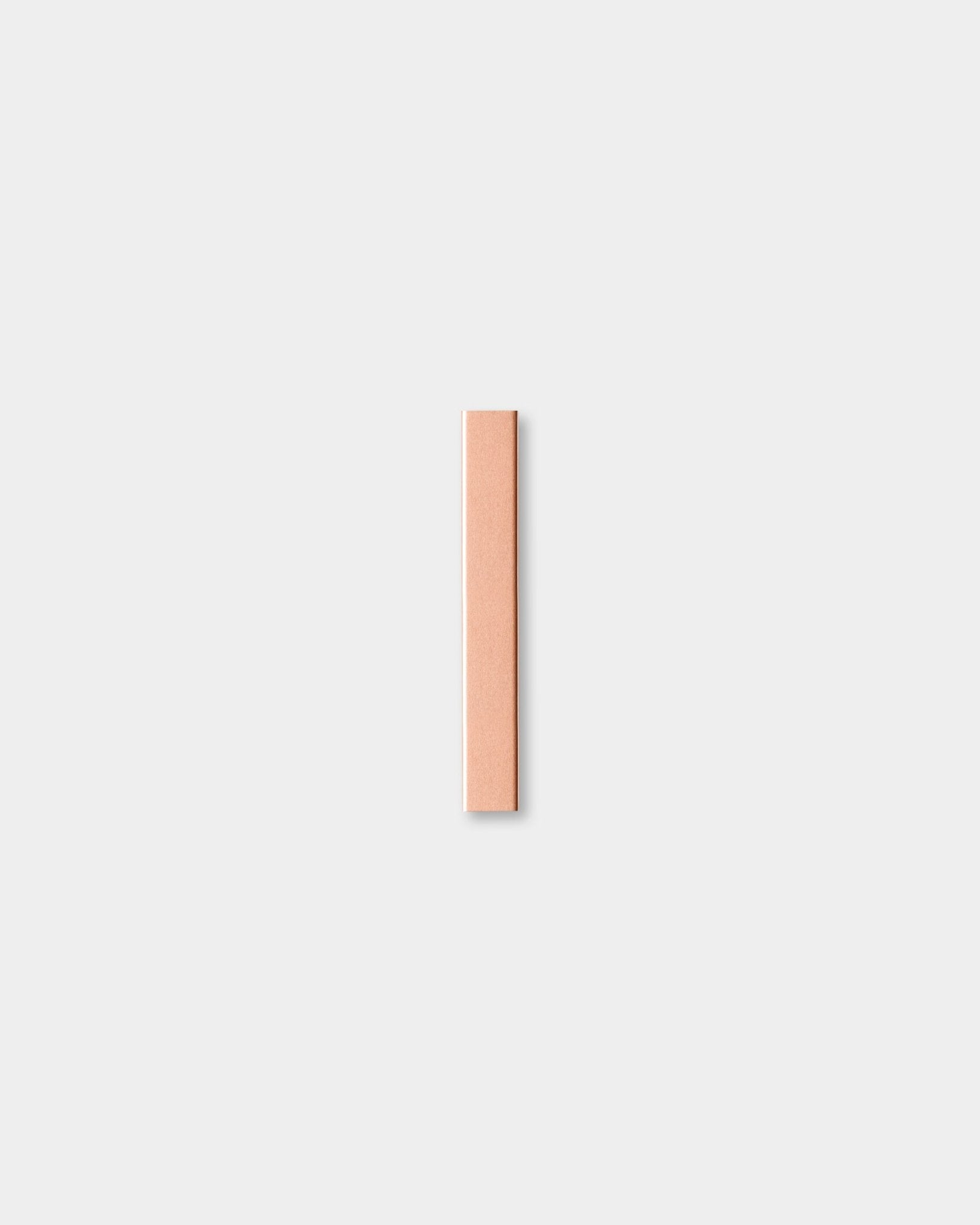 Panel akustyczny drewniany Liva | Cover / Copper od WoodUpp, o szerokości 20 cm, jest wyśrodkowany na jednolitym jasnoszarym tle.