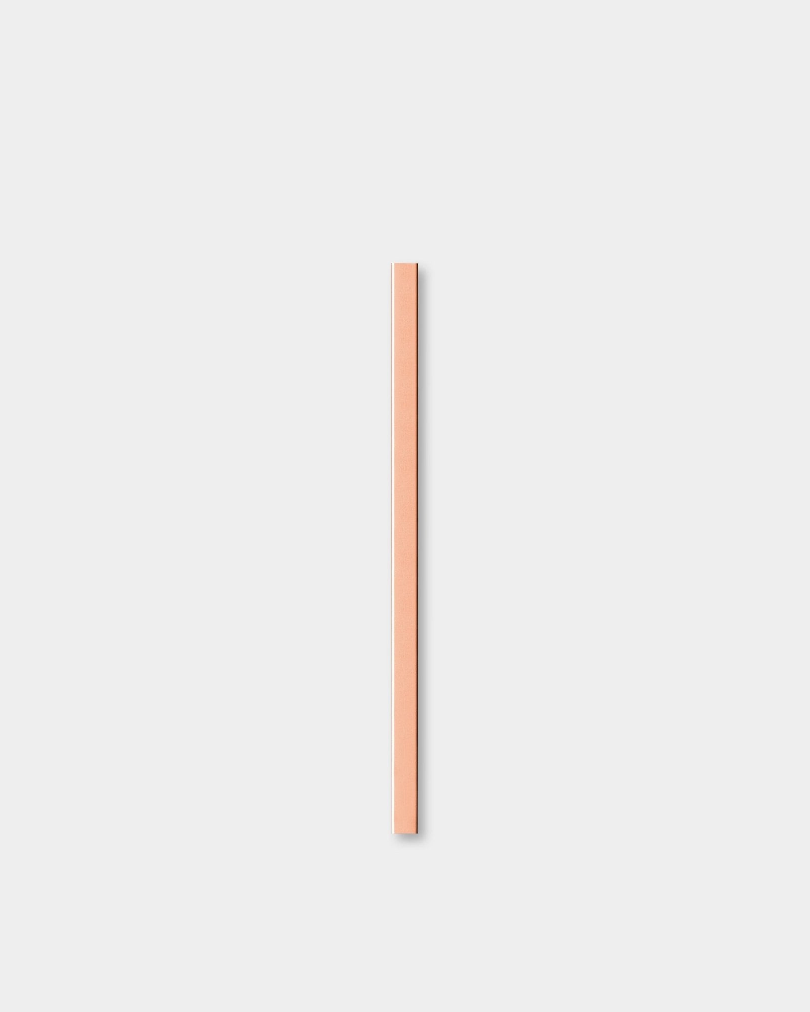 Liva | Cover / Copper, 60 cm Panel akustyczny od WoodUpp stoi pionowo na tle gładkiej, jasnoszarej ściany.