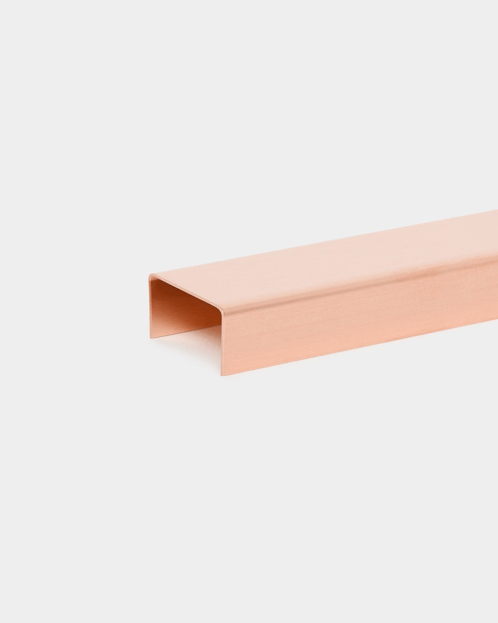 Liva Cover w kolorze copper, 120 cm, od WoodUpp — minimalistyczna listwa U w kolorze copper, zaprojektowana jako uzupełnienie paneli akustycznych lub metalowa osłona.