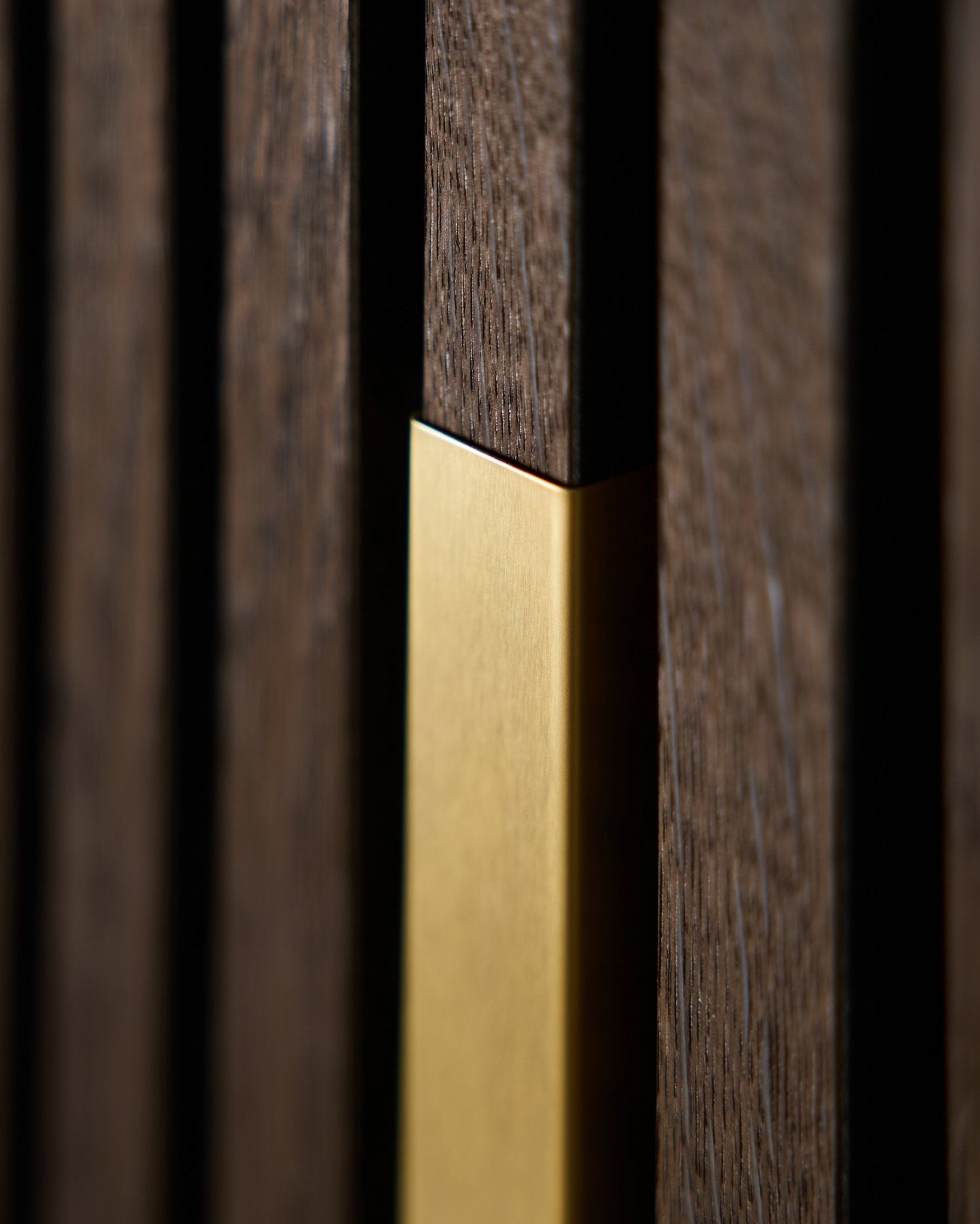 Zbliżenie na WoodUpp Liva | Cover / Brass, 120 cm — vertical Panel akustyczny z matowym złotym wykończeniem, zaprojektowany do dekoracyjnych zastosowań ściennych.