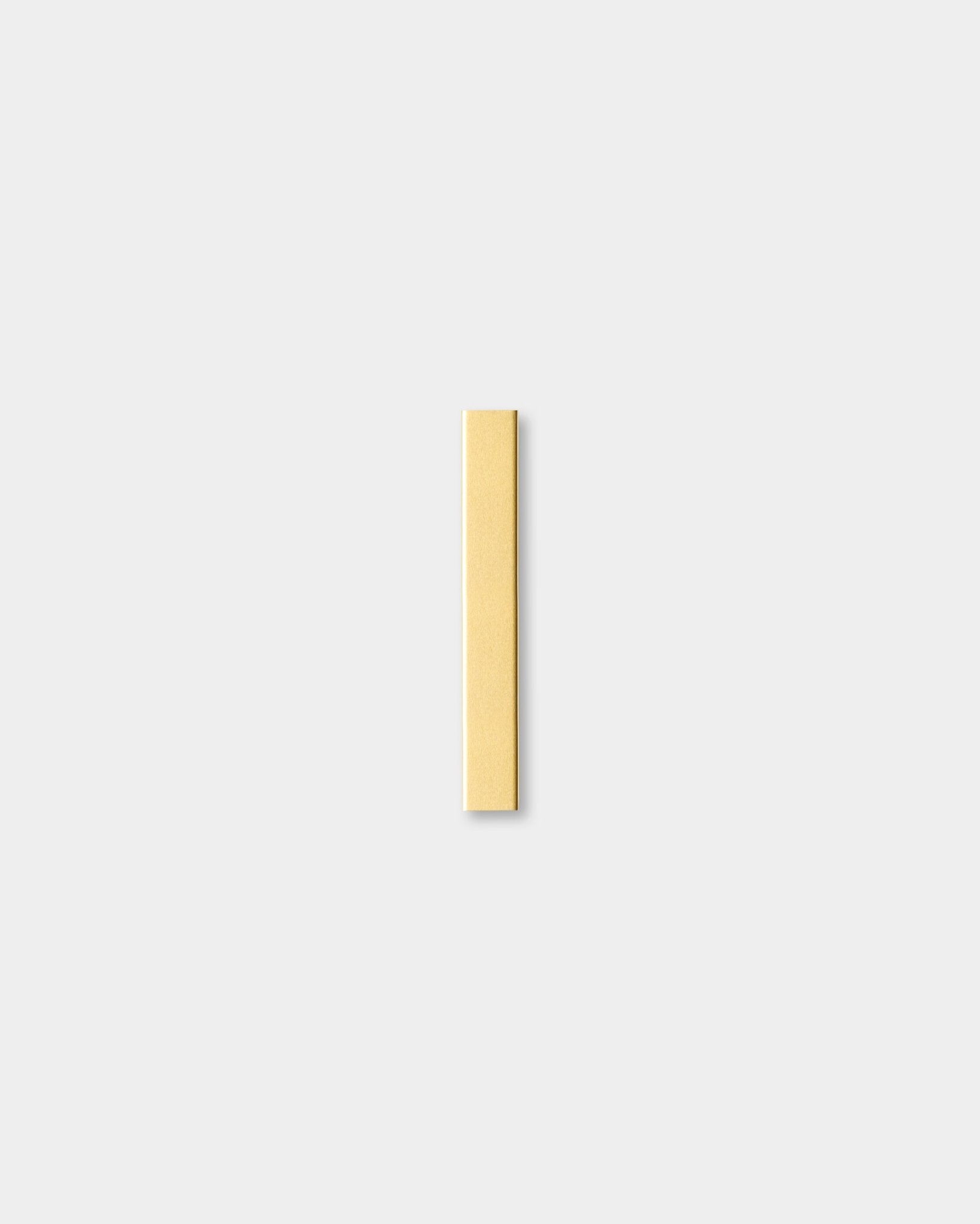Pojedynczy vertical Panel akustyczny z kolekcji Liva od WoodUpp w kolorze beige z akcentami brass, szerokość 20 cm, wyśrodkowany na jednolitym jasnoszarym tle.