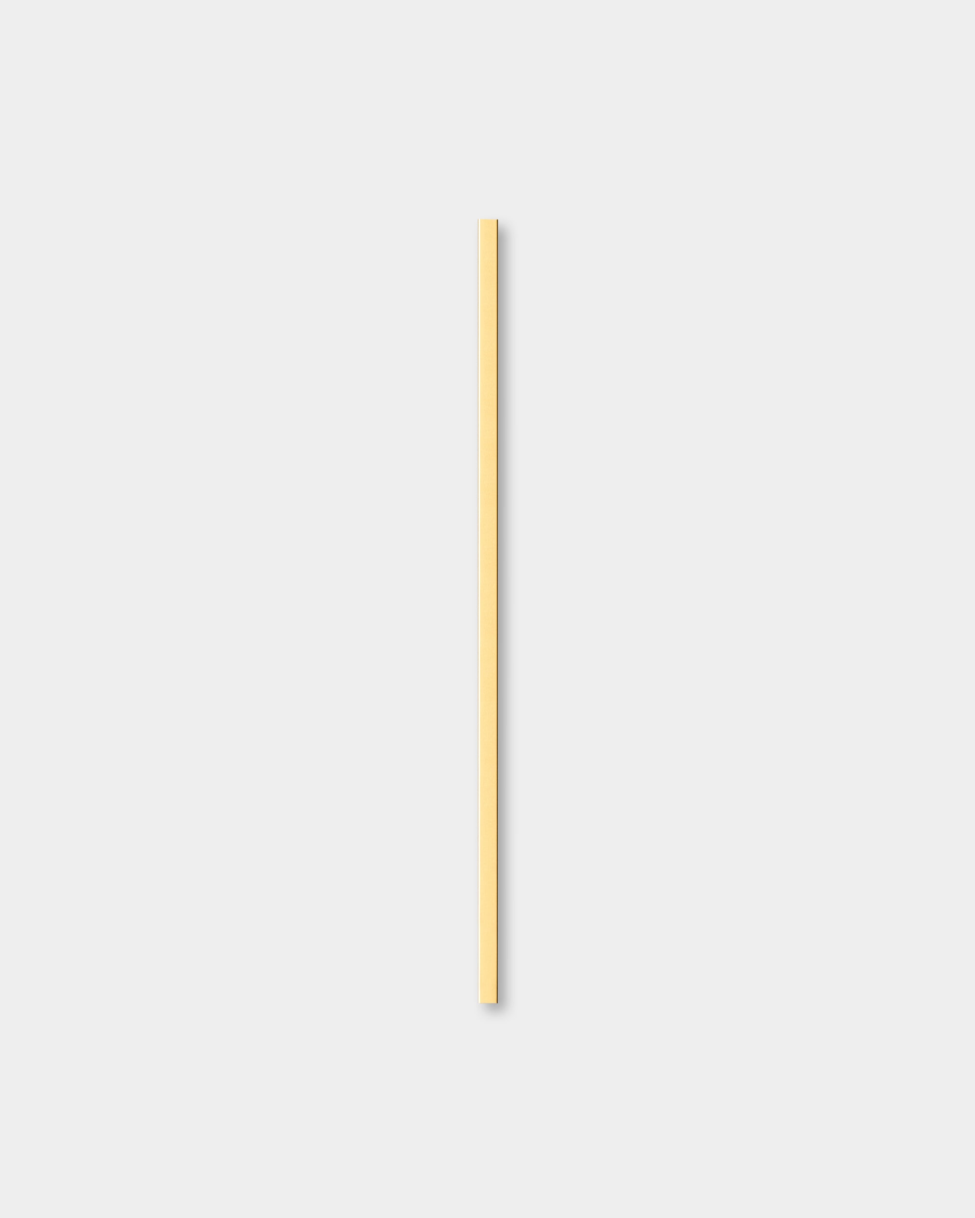 Liva | Cover / Brass, 120 cm Panel akustyczny od WoodUpp jest pokazany na jednolitym, jasnoszarym tle, podkreślając jego minimalistyczny nordycki design.