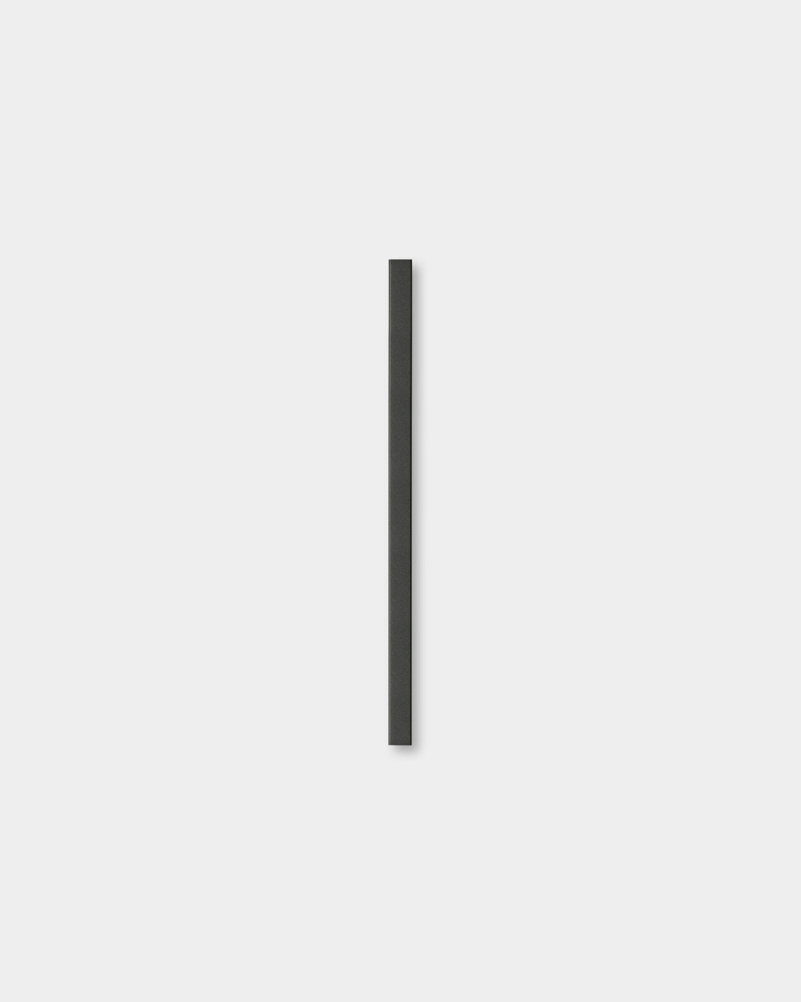 Liva | Cover / Black Aluminum 60 cm od WoodUpp to minimalistyczny Panel akustyczny z pojedynczą linią black vertical na jasnoszarym tle.