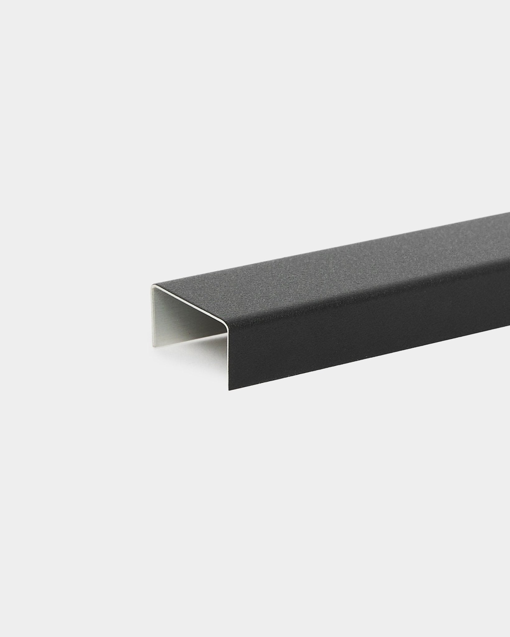 Black aluminiowa osłona Liva (60 cm) od WoodUpp, zaprojektowana jako akcesorium lub metalowe wykończenie do paneli akustycznych albo dekoracyjnych instalacji ściennych.