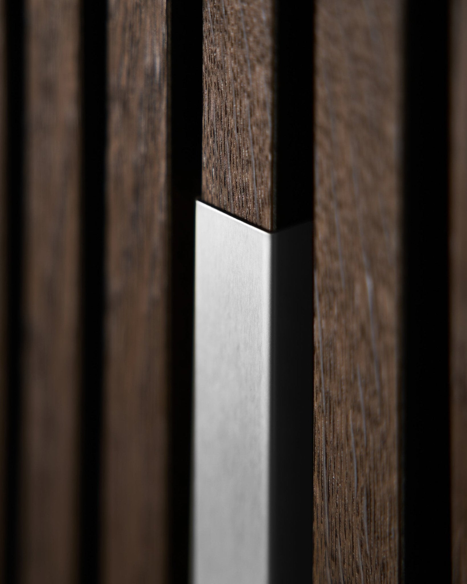 Zbliżenie na WoodUpp Akupanel Liva | Osłona — 20 cm, polerowane steel z vertical drewnianymi lamelami, podkreślające nordycką fakturę i kontrast tego Panel akustyczny.