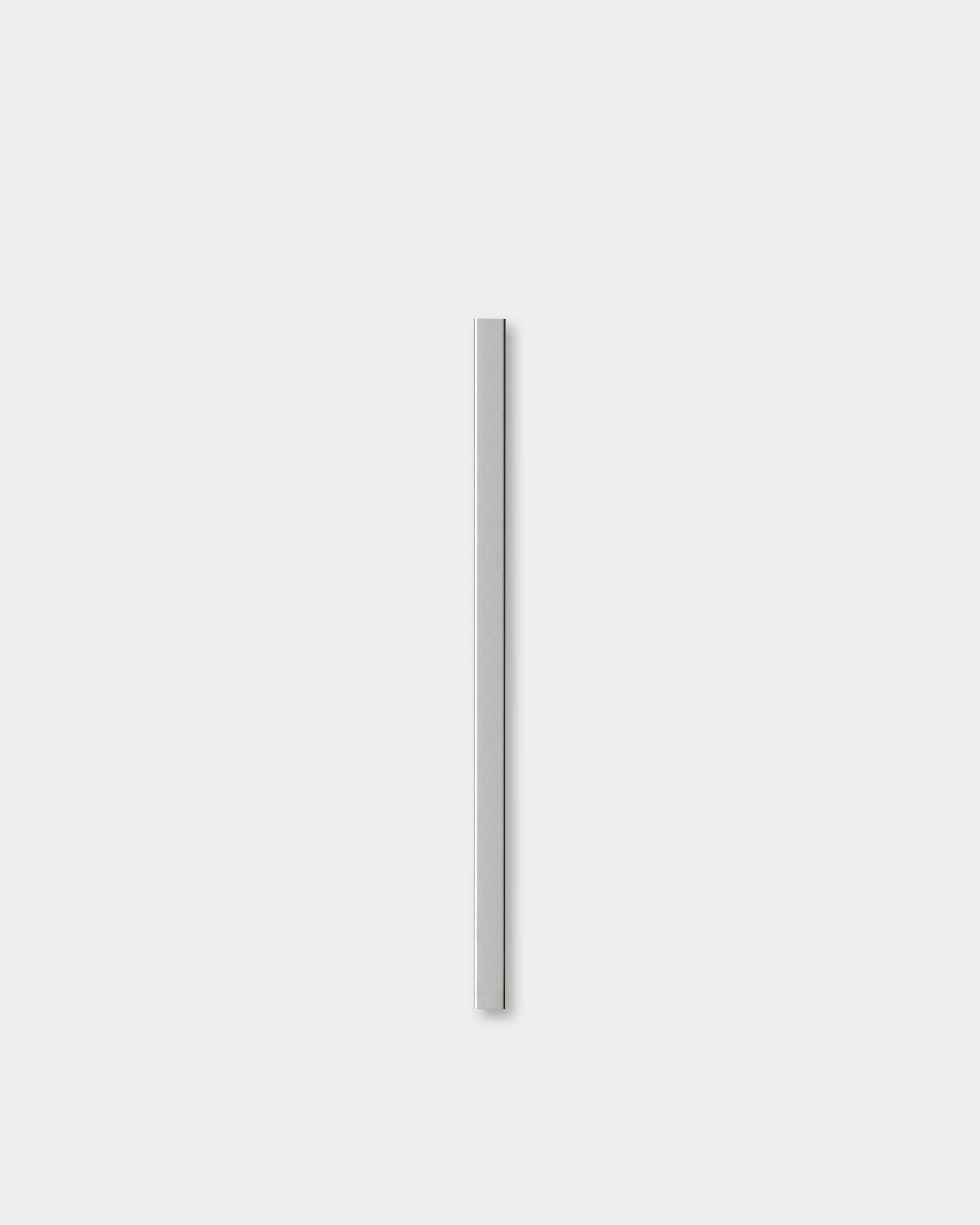 Liva | Osłona z polerowanego steel (60 cm) od WoodUpp na jasnoszarym tle, podkreślająca minimalistyczny nordycki design Panel akustyczny.