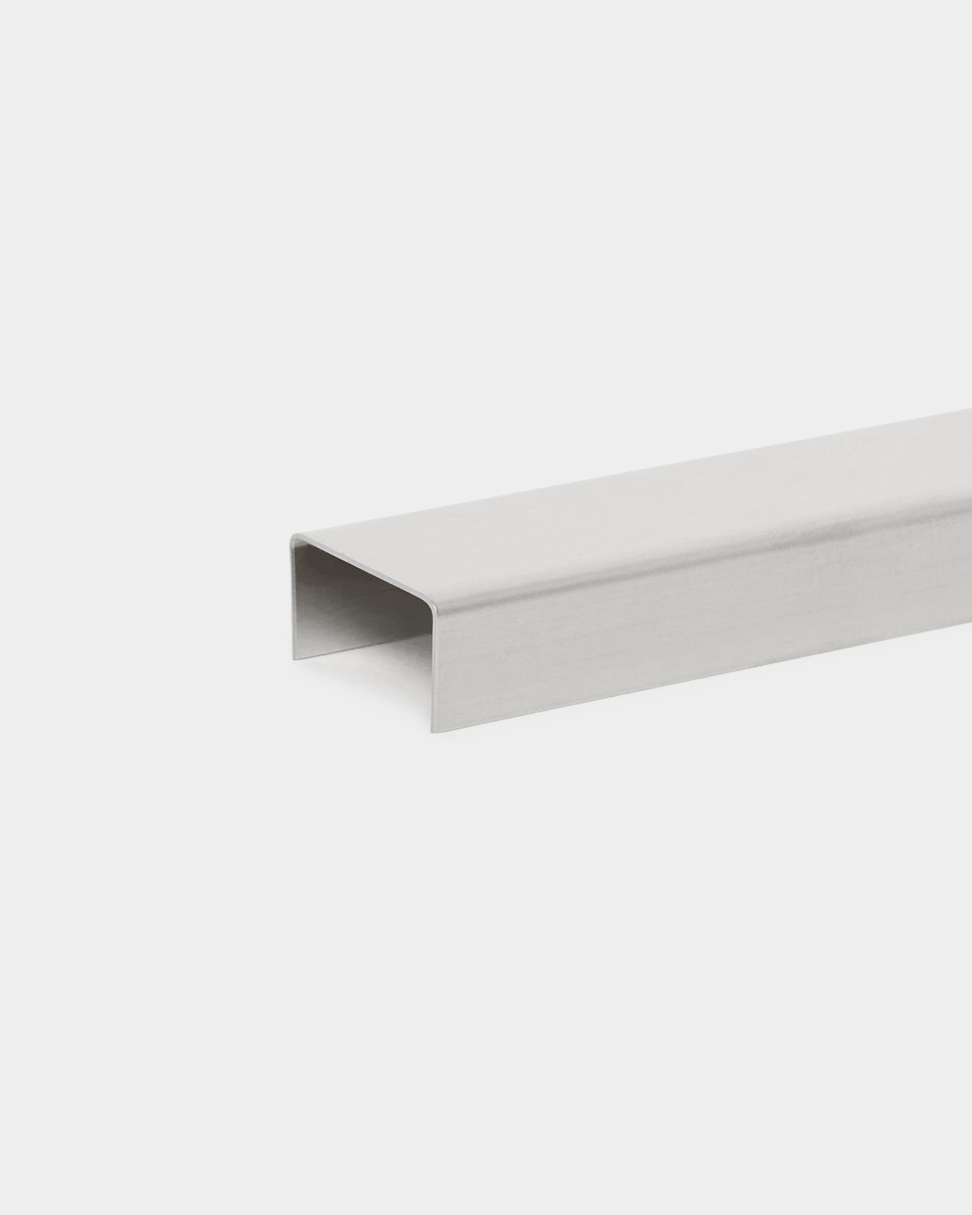 Liva Cover od WoodUpp: 60 cm, polerowany metalowy profil U z steel, zaprojektowany do użytku z panelami akustycznymi Akupanel, pokazany na białym tle.