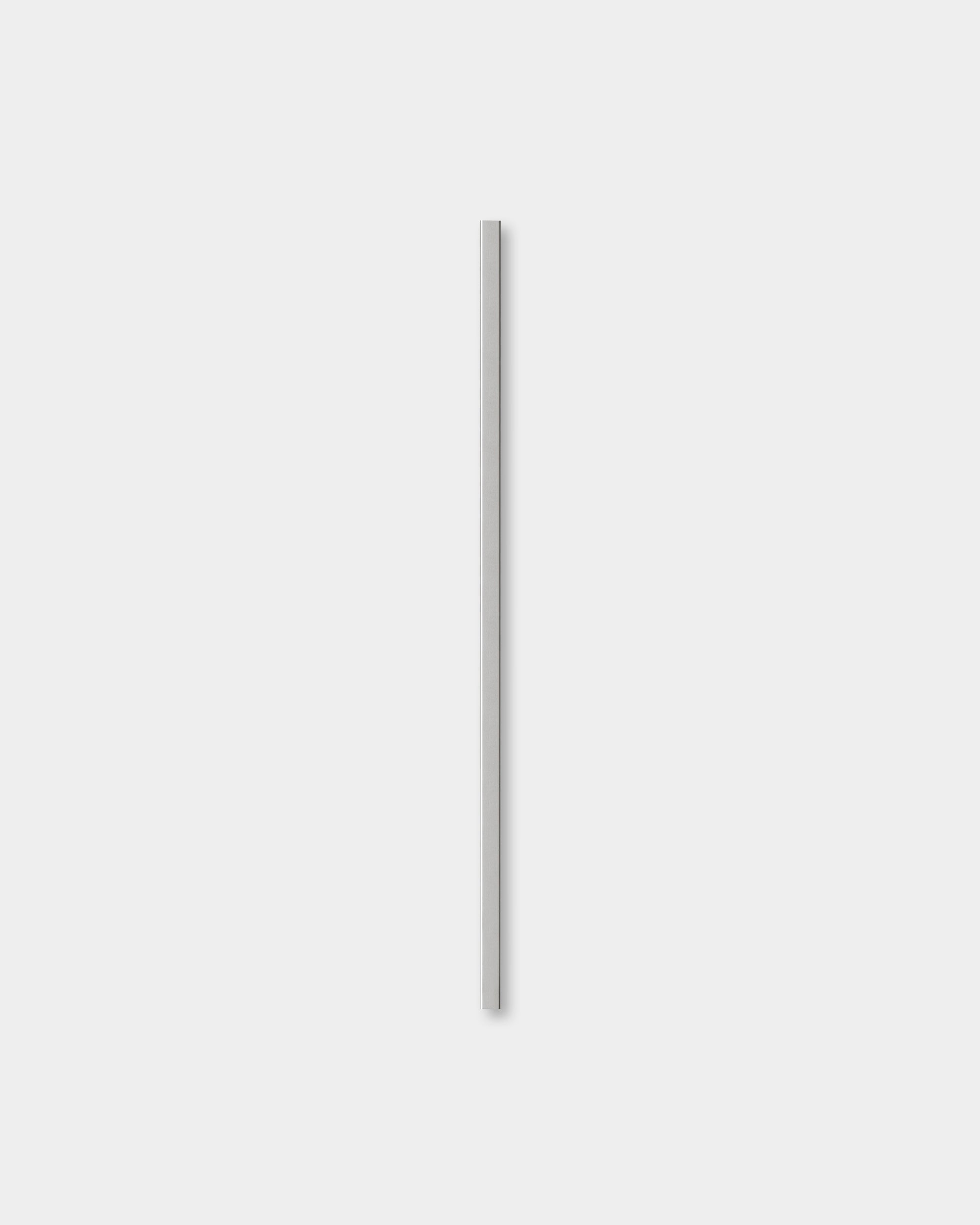 Pojedyncza, polerowana osłona steel Liva, wysoka na 120 cm, od WoodUpp stoi pionowo na jasnoszarym tle, podkreślając nowoczesny nordycki design.