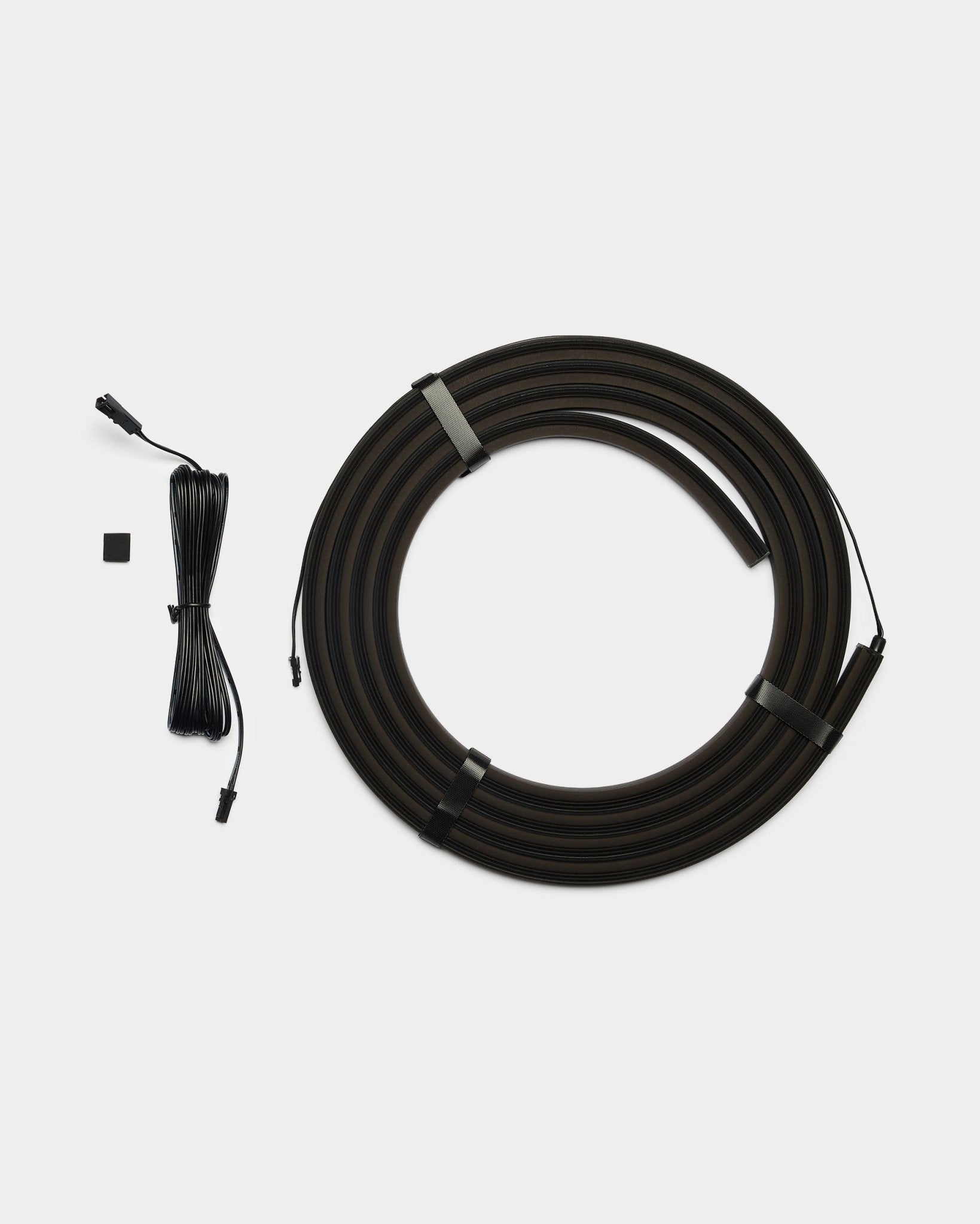 Taśma LED WoodUpp Lumi 300 cm black ze złączkami, kompatybilna z Philips Hue, zawiera długi przewód black oraz small prostokątny element złącza black.