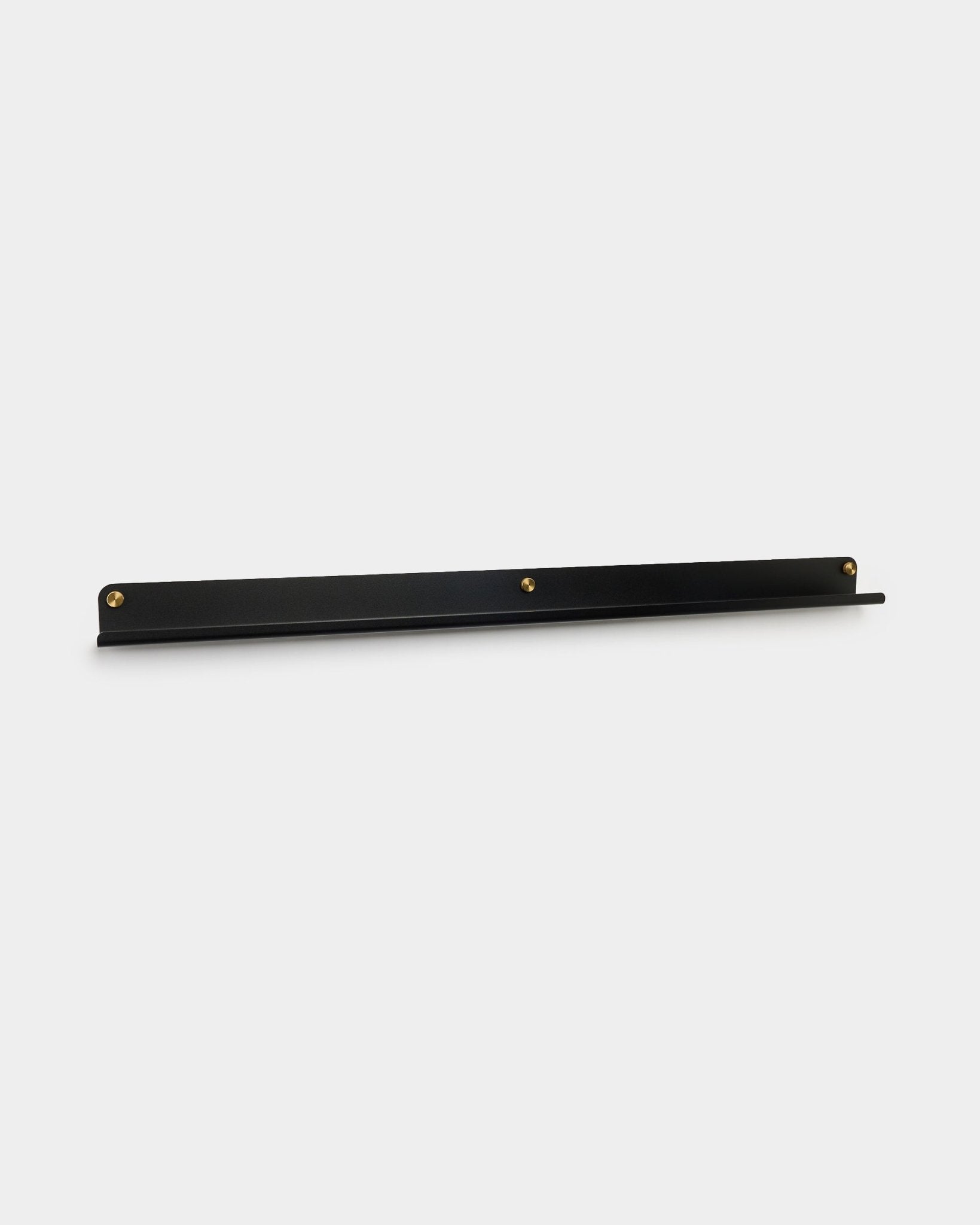Półka Narrow Shelf Norr w kolorze black od WoodUpp, 115,9 cm, montowana na ścianie za pomocą trzech śrub radełkowanych brass, pokazana na jednolitym białym tle.
