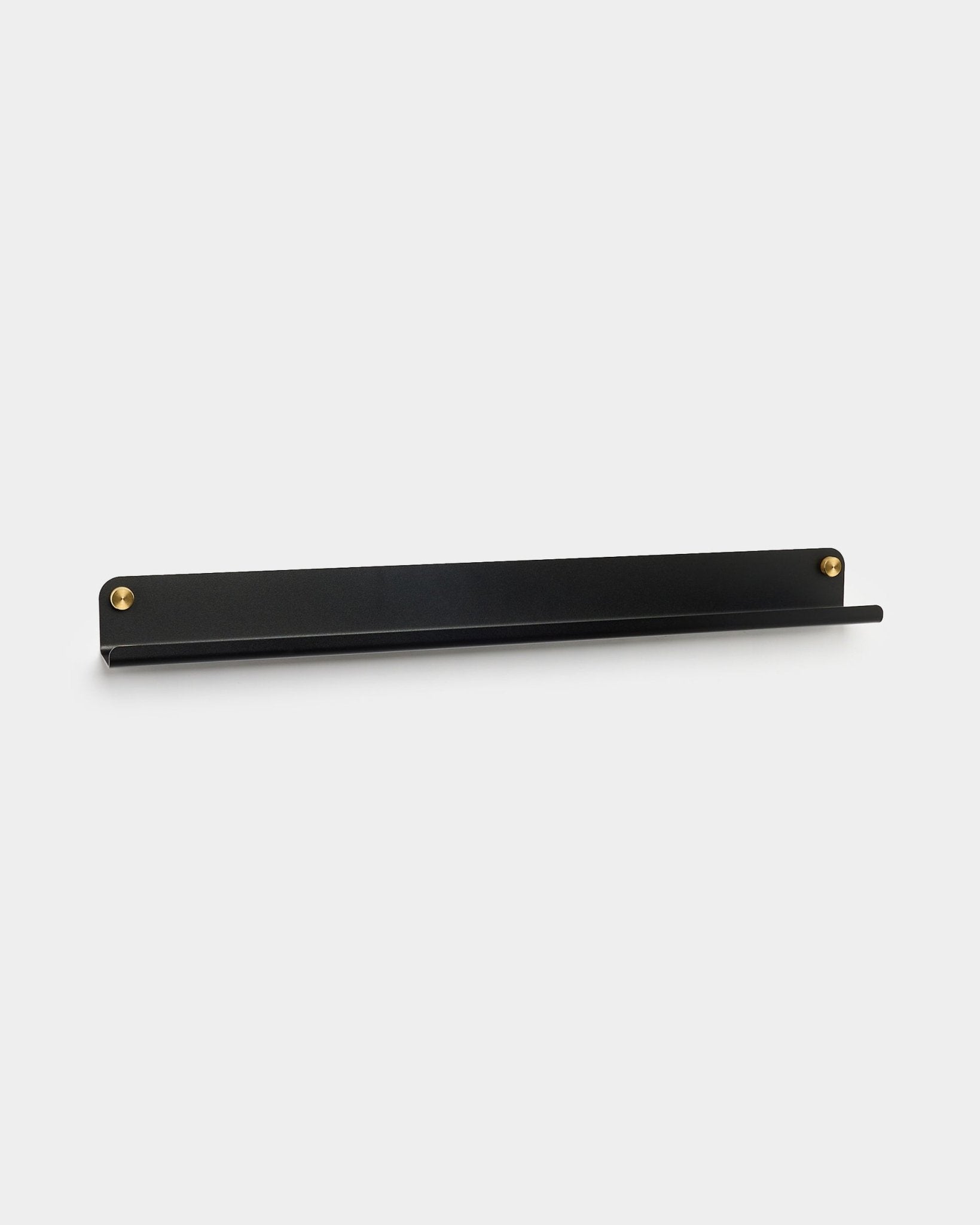 Norr wąska półka w kolorze black od WoodUpp, 75,9 cm, ma smukły design steel z wkrętami brass-colored i jest przeznaczona jako akcesorium do paneli akustycznych.