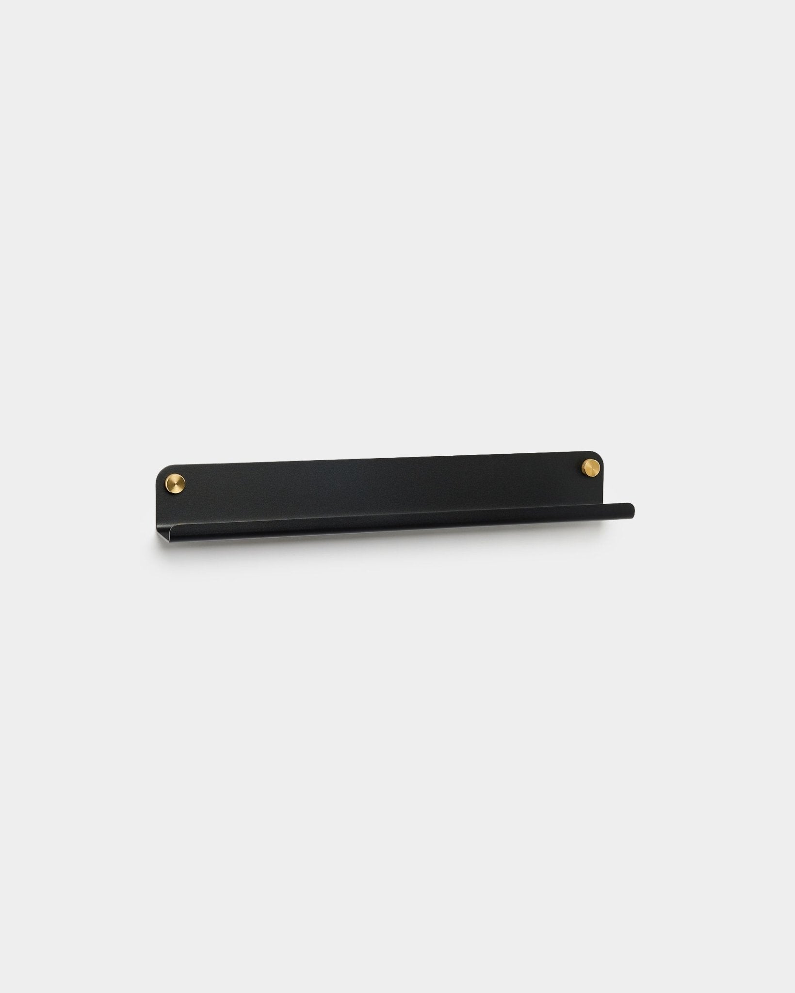 Wąska półka steel black Norr, 51,9 cm, marki WoodUpp z wkrętami brass, o minimalistycznym designie, pokazana na jednolitym jasnoszarym tle.