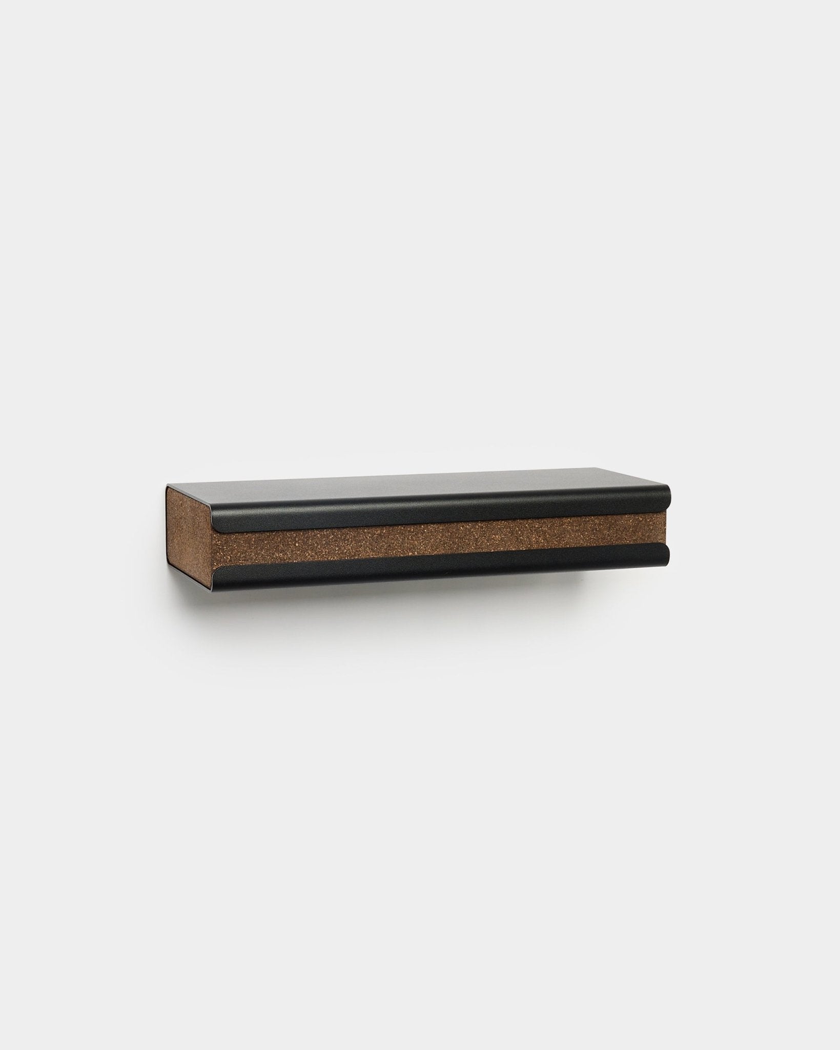 Norr Key Tray od WoodUpp, minimalistyczna nordycka półka dodatkowa w kolorze black z szufladą push-open i paskiem z dymionego korka, szerokość 35,9 cm.