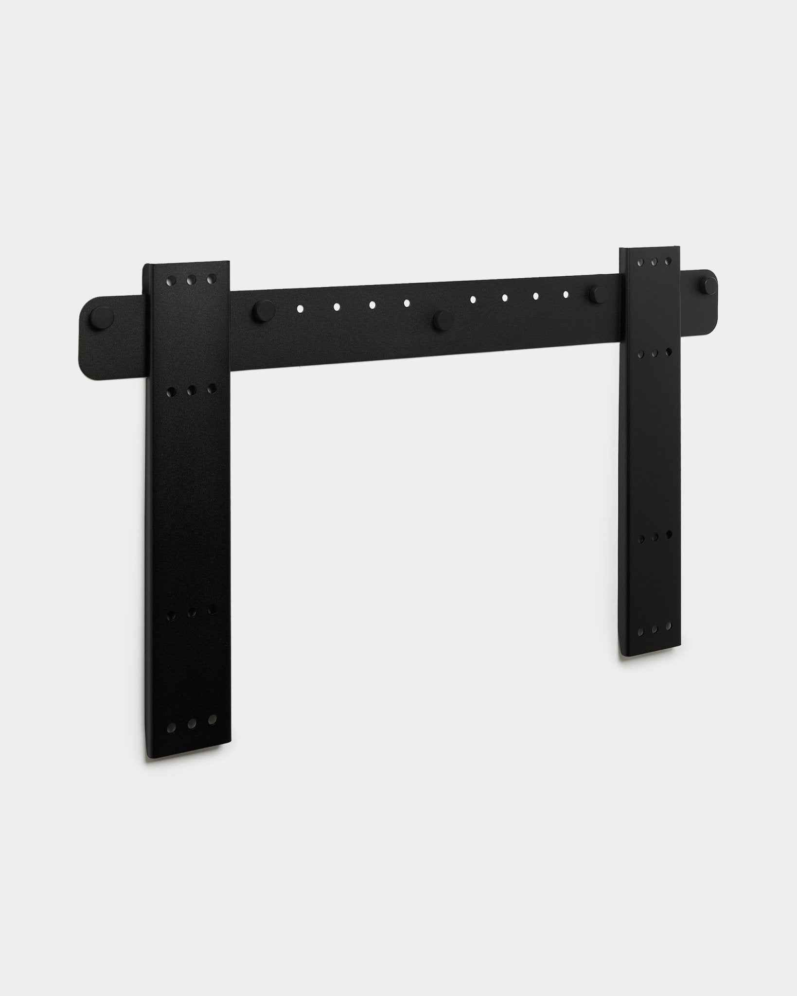 Uchwyt TV WoodUpp Fjell Large z podwójnymi wspornikami vertical, zgodny ze standardem VESA 600x400, z wykończeniem z metalu black, pokazany na jasnoszarym tle.