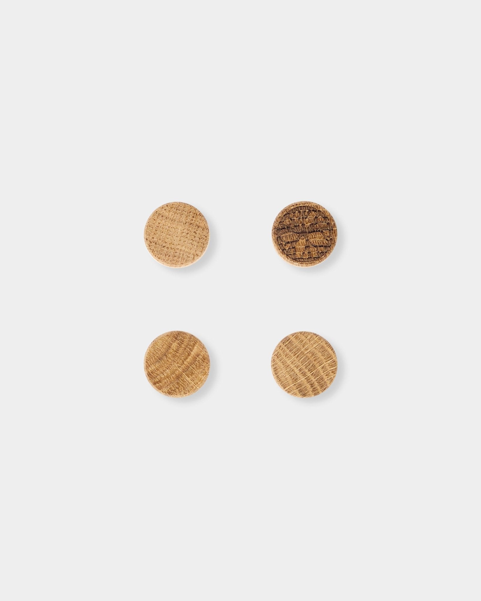 Zestaw 4 magnesów WoodUpp Norr w kolorze natural oak, z wyraźnym usłojeniem drewna, zaprojektowany jako akcesorium do tablicy magnetycznej Norr Panel akustyczny.