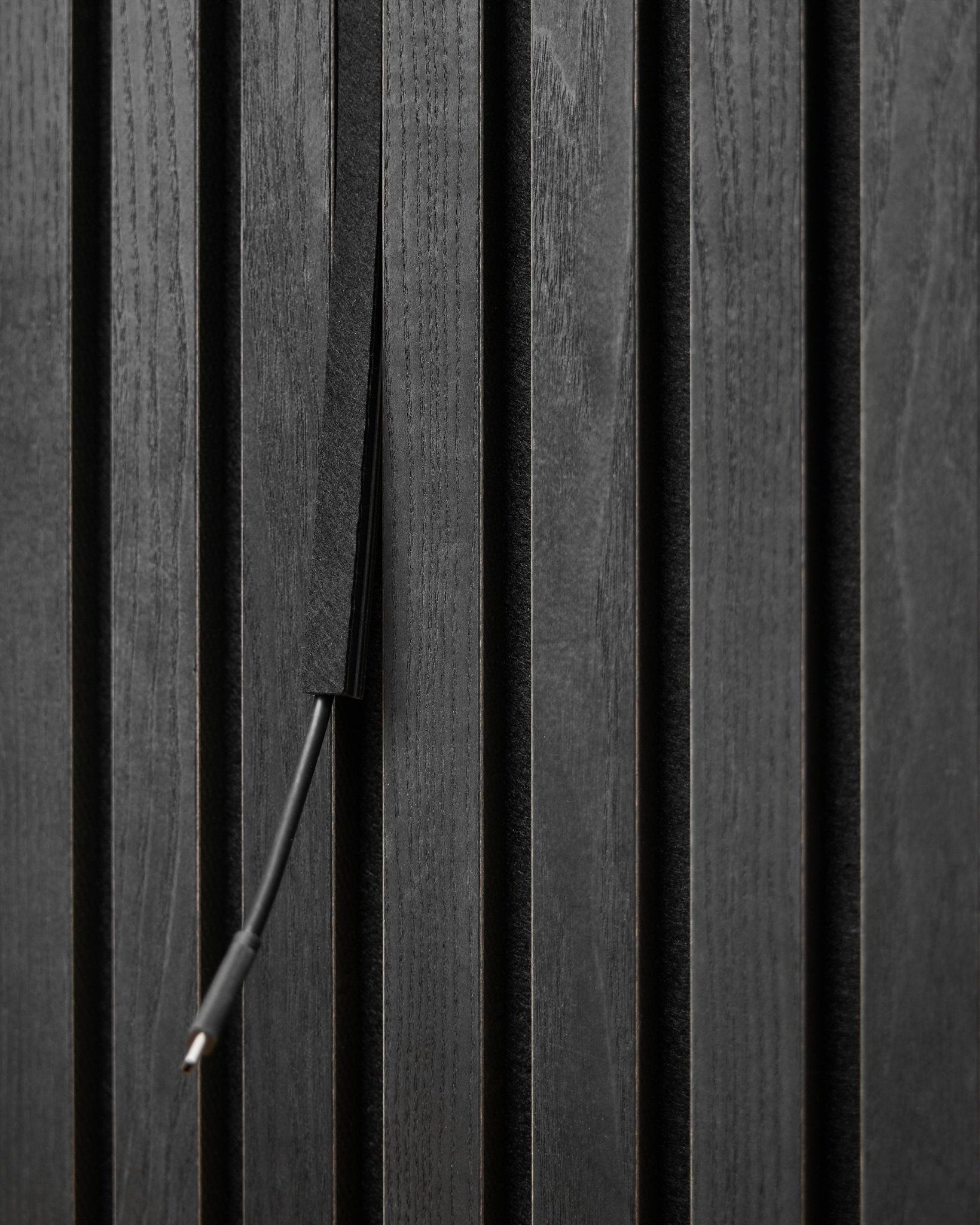 Osłona na kable Pop-on Dupps (Black, 3 szt.) od WoodUpp ukrywa przewody między listwami Akupanel Panel akustyczny, tworząc schludny, zintegrowany wygląd.