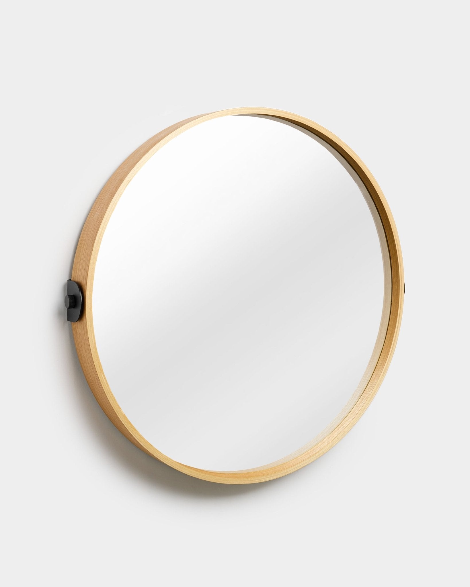 Linn | Mirror / Natural Oak od WoodUpp, akustyczne akcesorium z ramą ze sklejki dębowej, na jednolitym białym tle, ustawione pod lekkim kątem.
