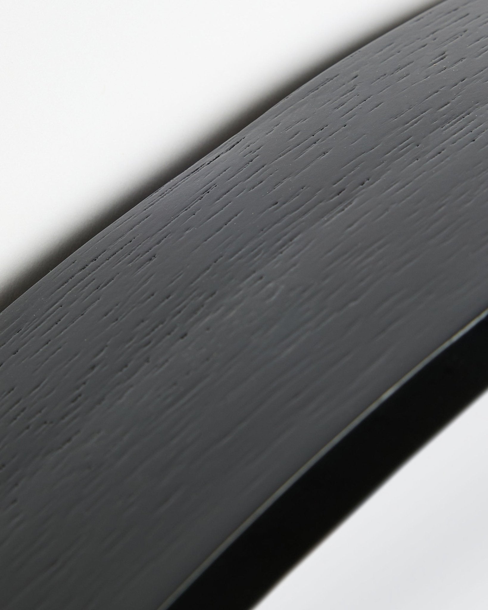 Zbliżenie na Linn | Mirror / Black Oak Panel akustyczny od WoodUpp, z zakrzywioną powierzchnią black oak i ramą na białym tle.