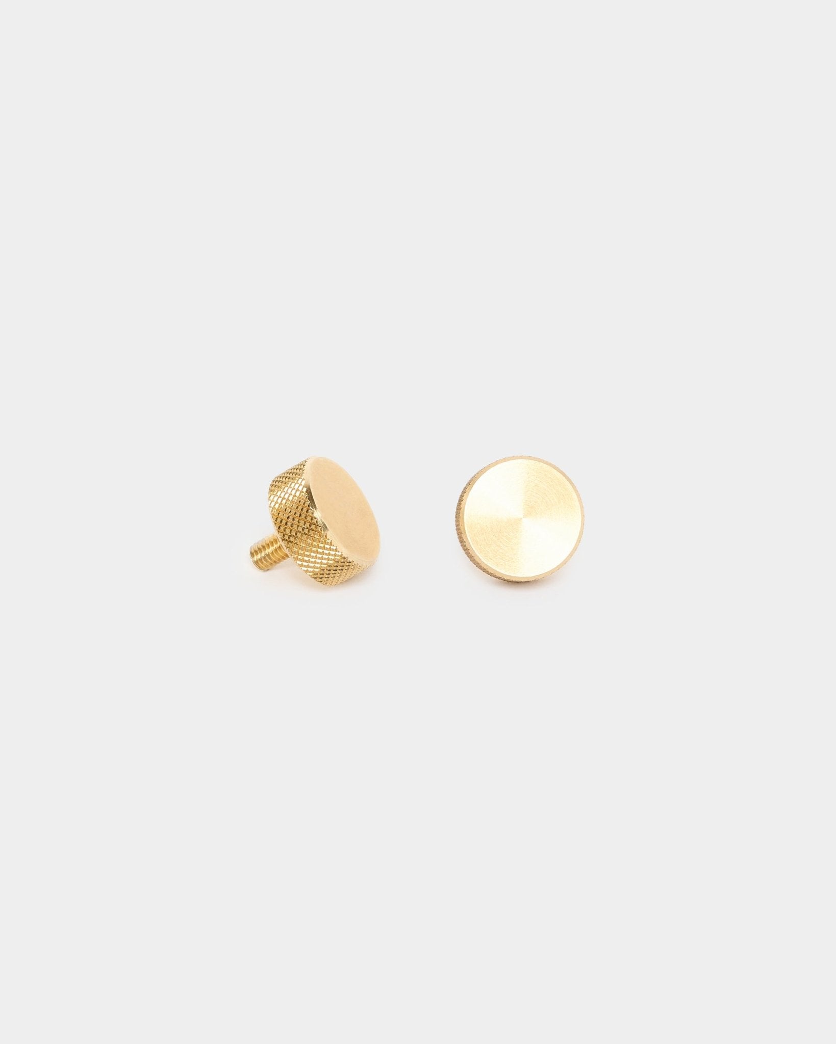 Para radełkowanych śrub WoodUpp brass (M5x10 mm, 20x8.8) z fakturowanymi bokami i trzpieniami gwintowanymi, zaprojektowanych jako akcesoria do montażu paneli akustycznych lub przegród.
