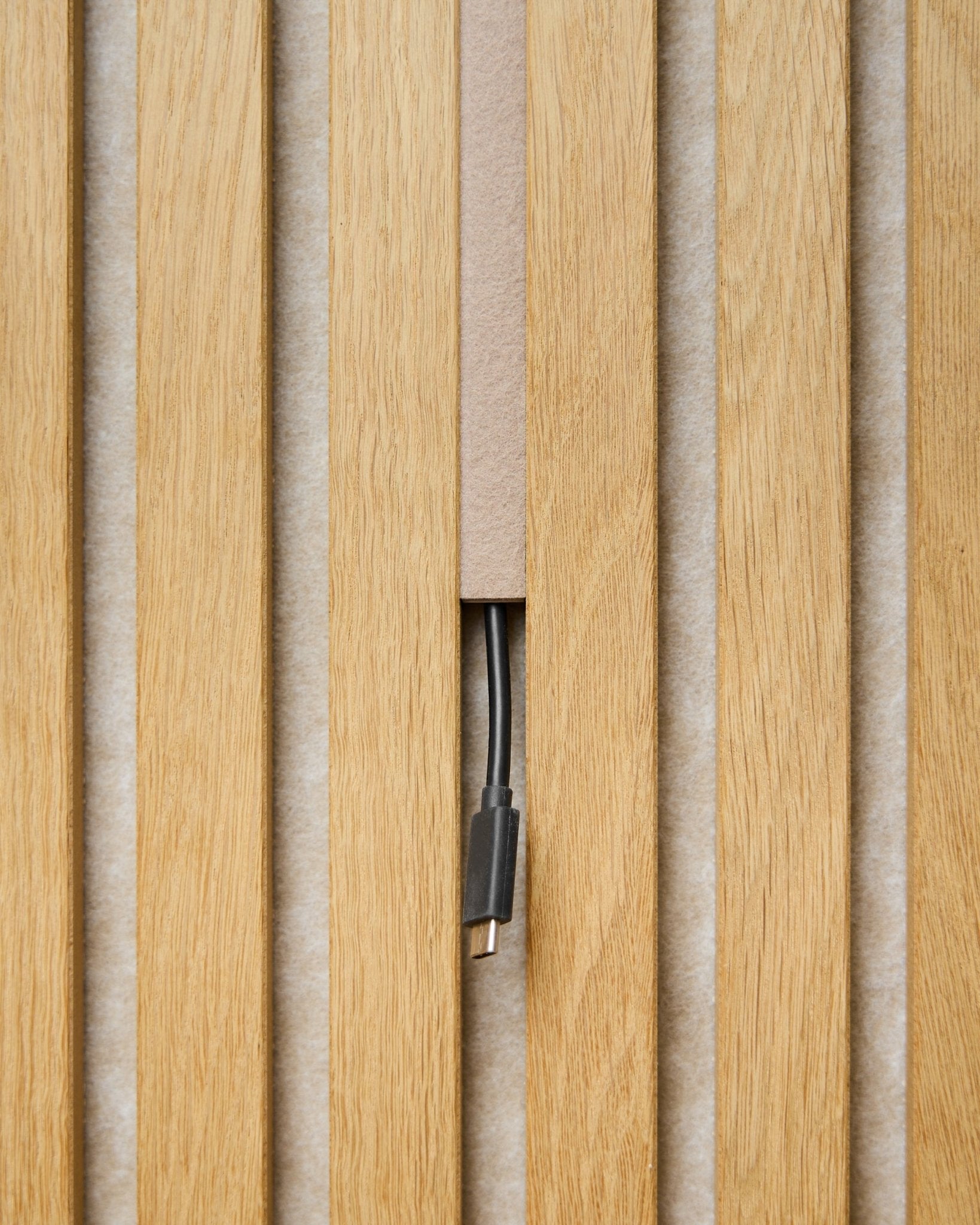 Osłona na kabel Pop-on Dupps (beige, zestaw 3 sztuk) od WoodUpp ukrywa kable między Panel akustyczny lamelami, pozostawiając widoczne tylko złącze, co daje uporządkowane wykończenie.