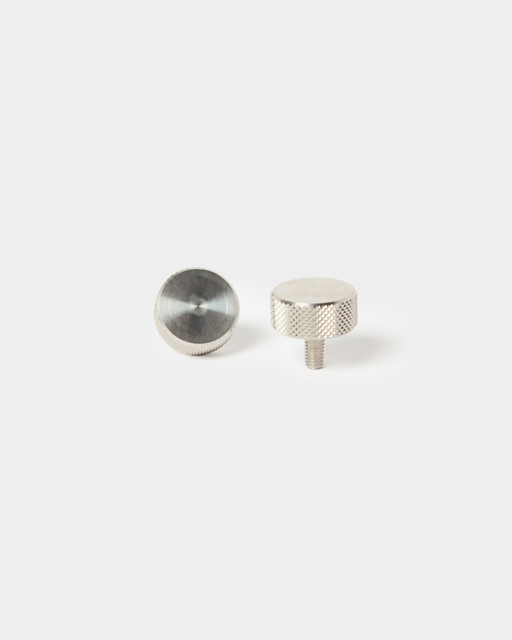 Para śrub radełkowanych WoodUpp ze stali nierdzewnej steel (M5x10 mm, 20x8.8) do montażu Panel akustyczny — jedna z gwintowanym końcem, druga z gładką górą.